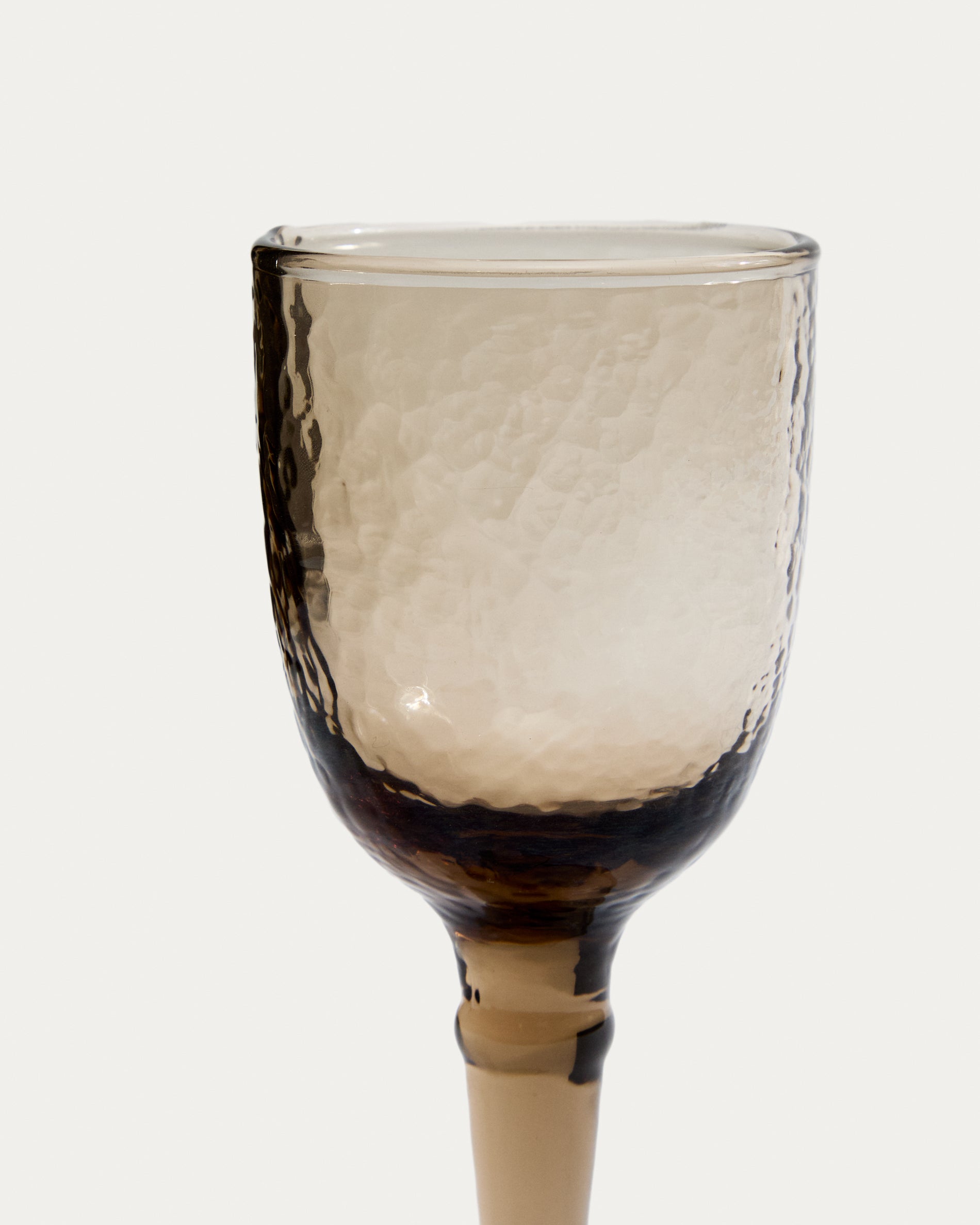 Vinea wine glass made of brown recycled glass - Detail