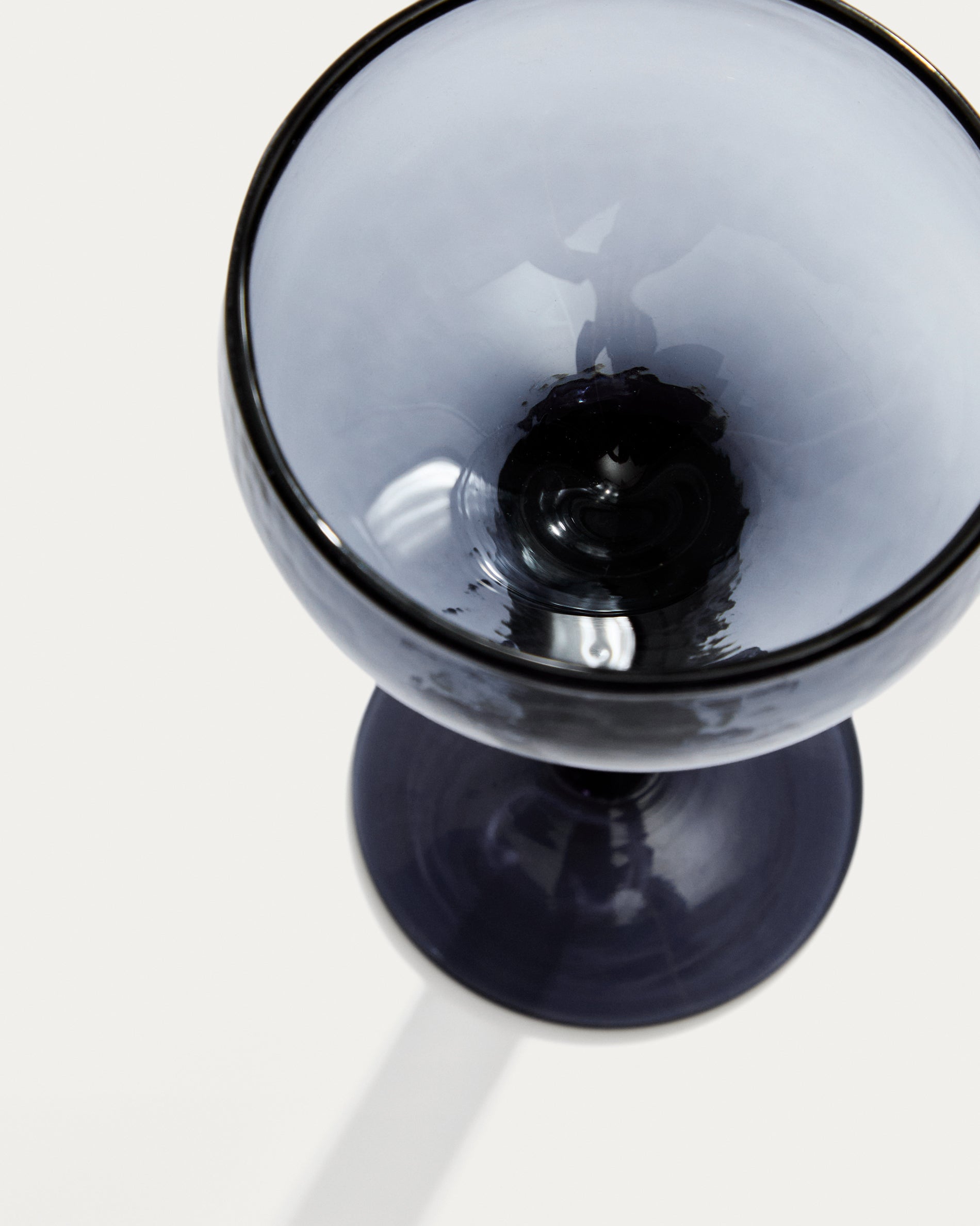 Vinea wine glass made of blue recycled glass - Detail