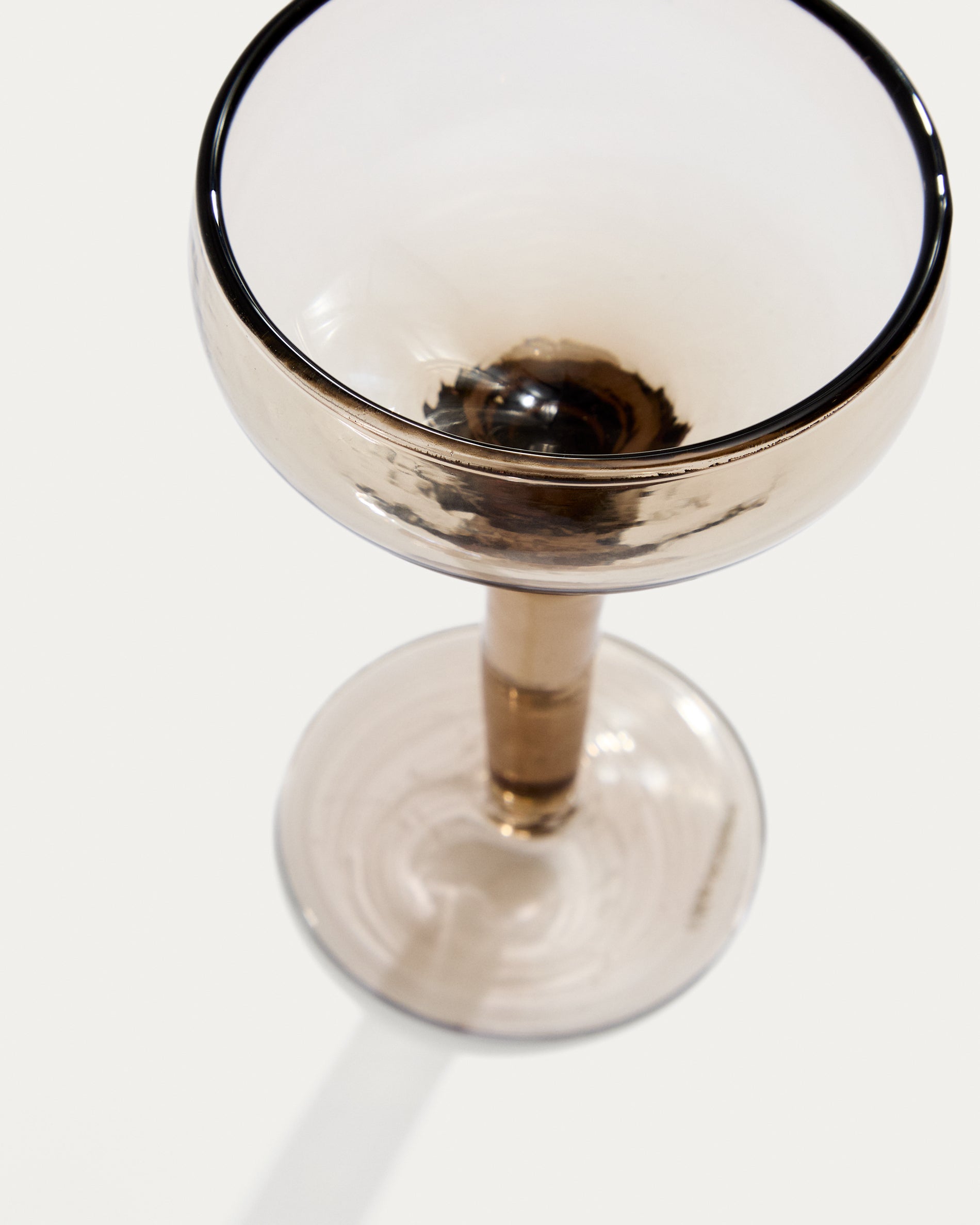 Vinea wine glass made of brown recycled glass - Detail
