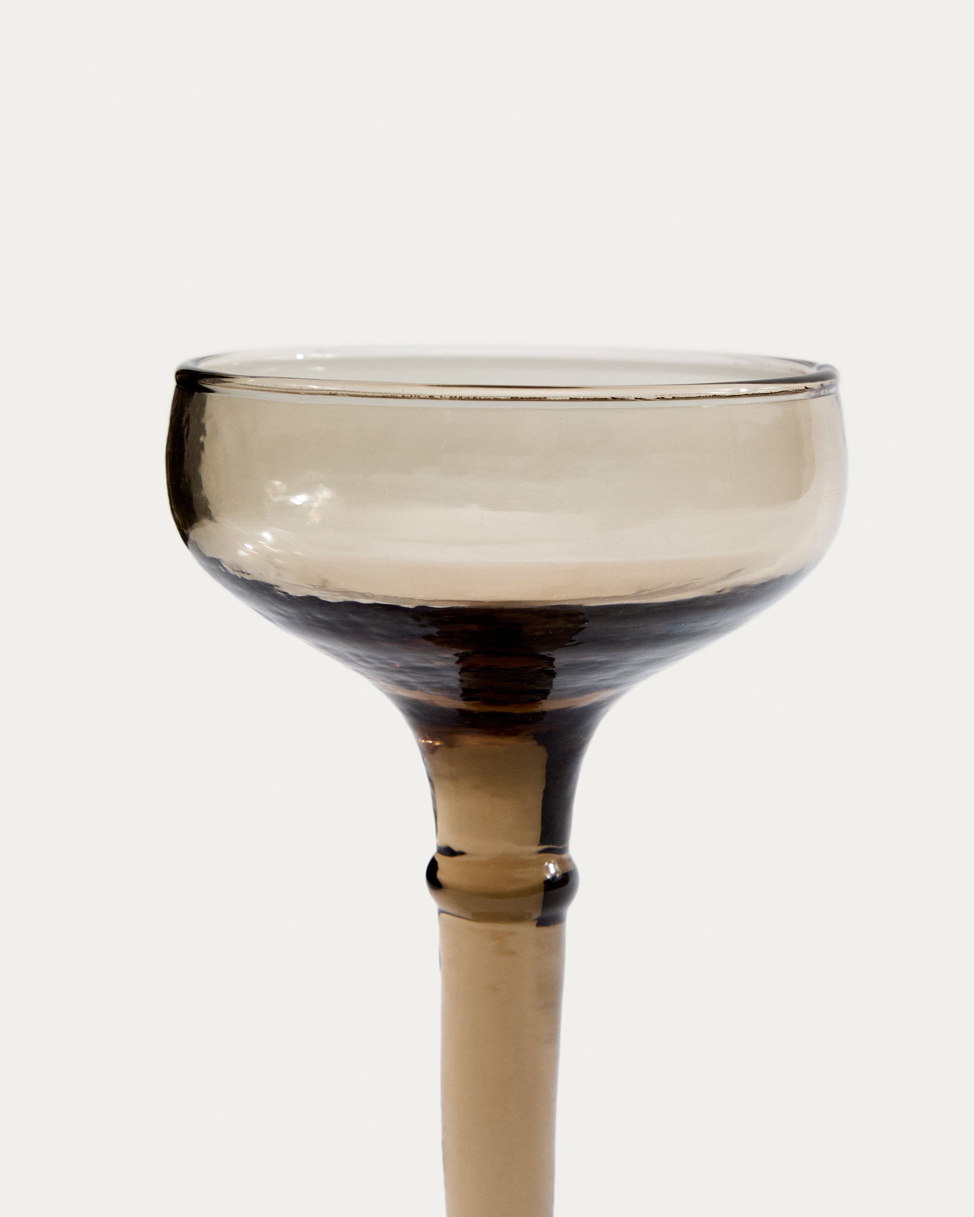 Vinea wine glass made of brown recycled glass - Detail