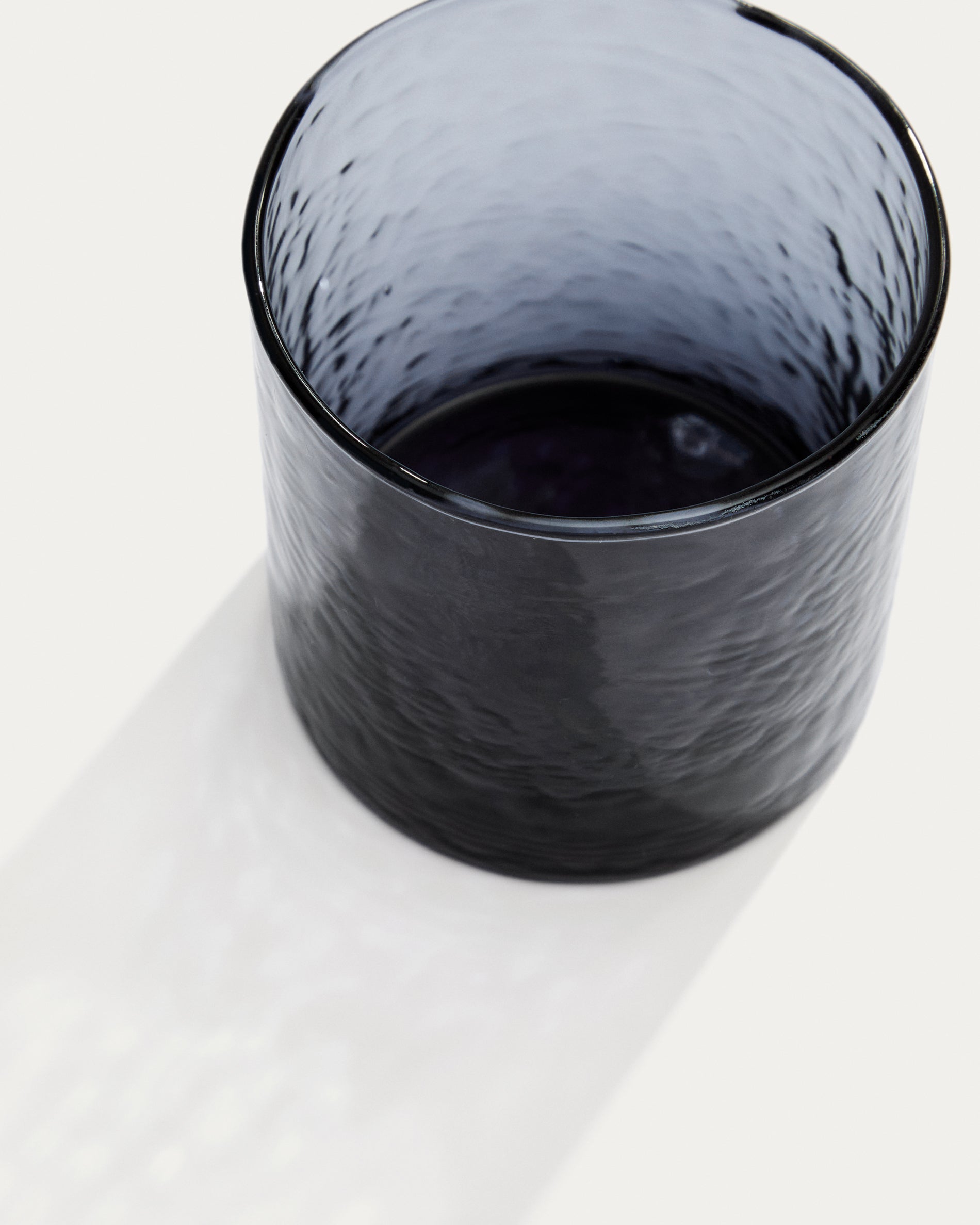 Obila cup made of blue recycled glass - Detail