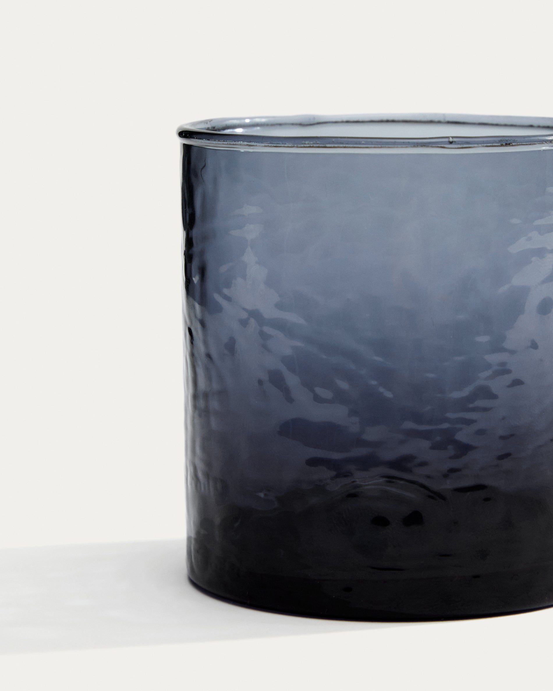 Obila cup made of blue recycled glass - Detail