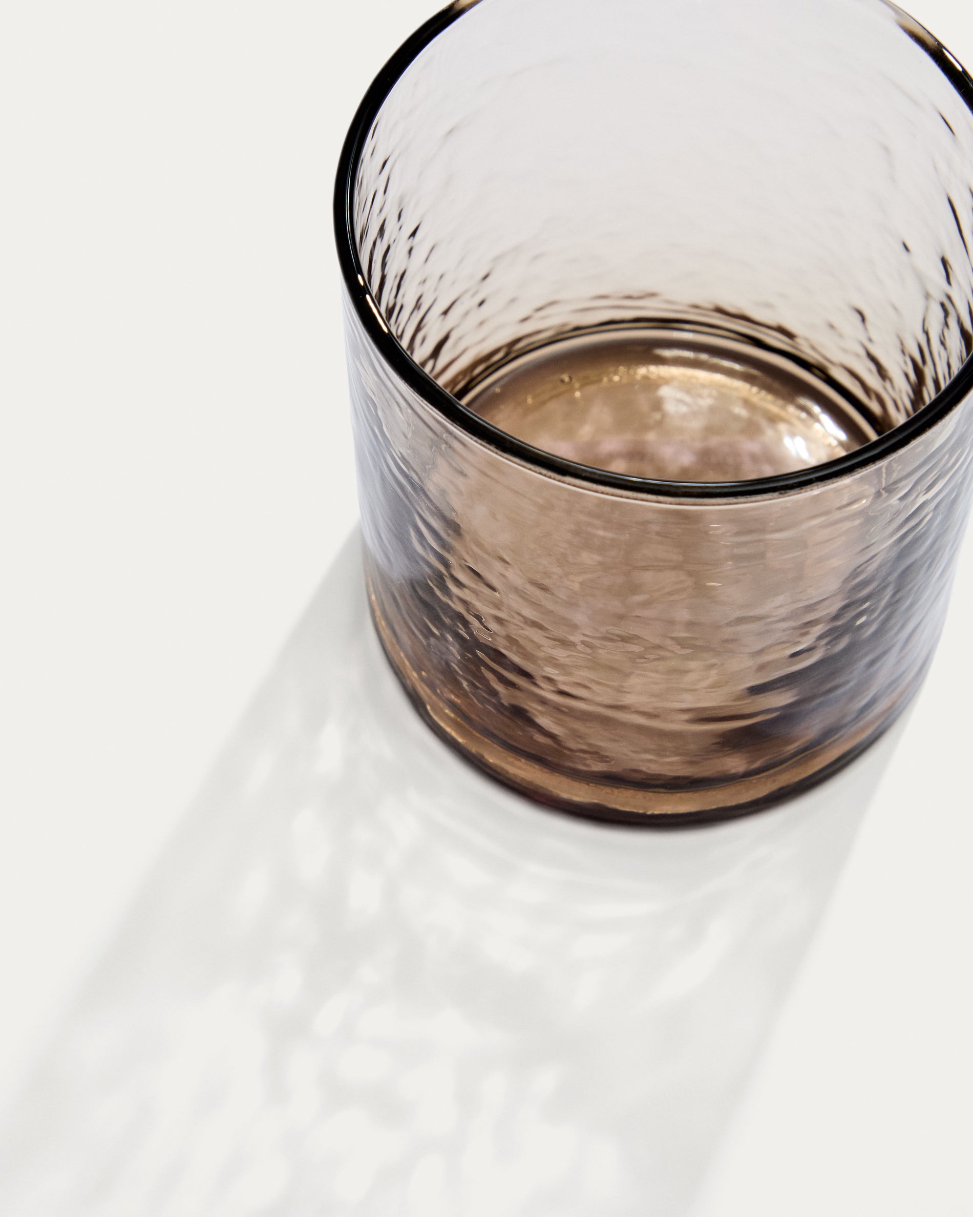 Obila cup made of brown recycled glass - Detail