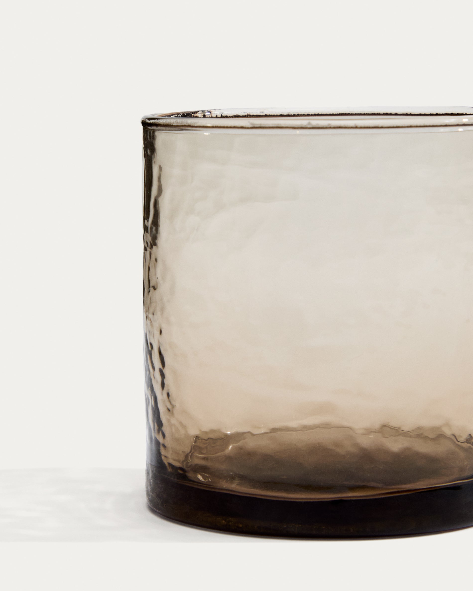 Obila cup made of brown recycled glass - Detail