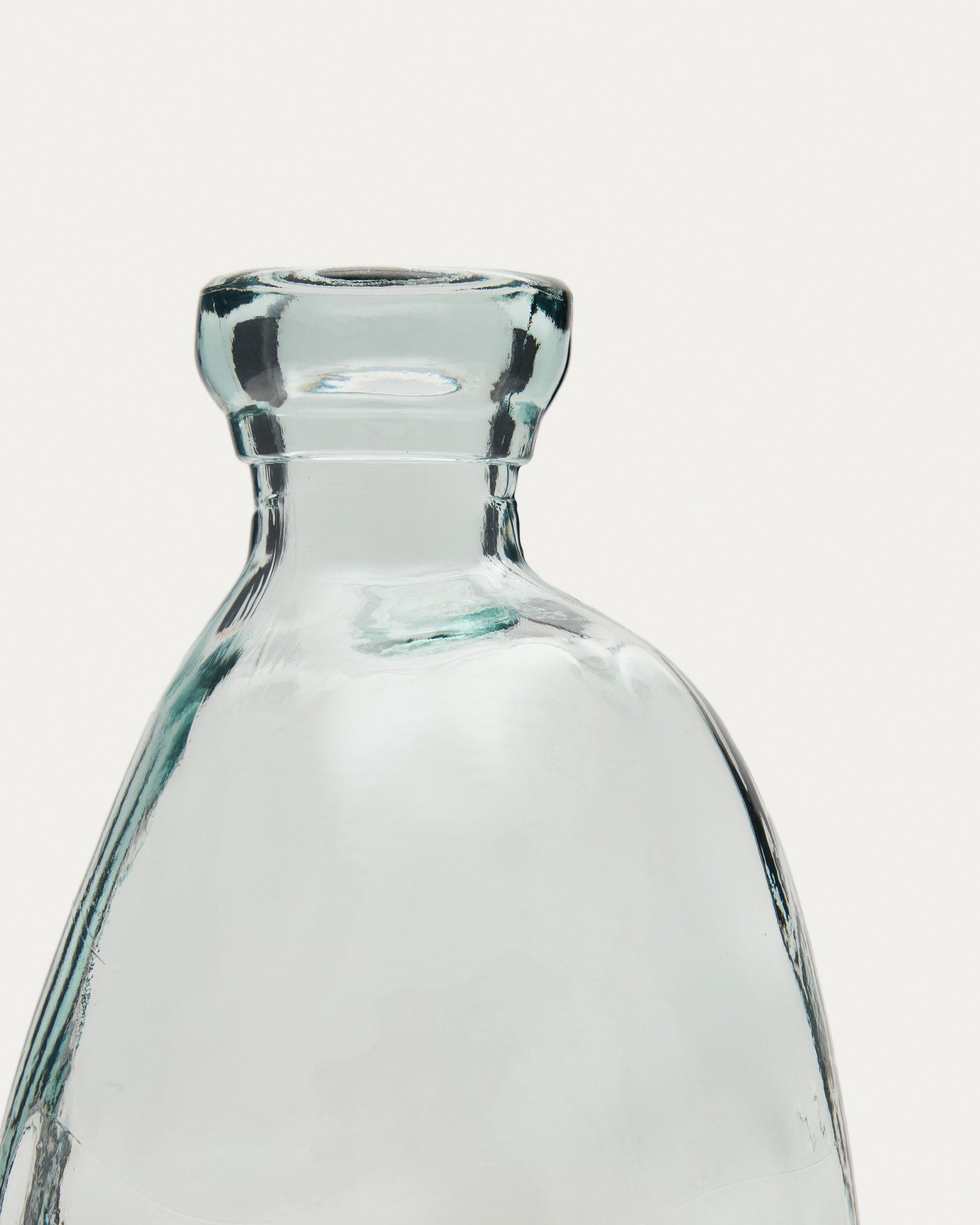 Brenna vase in 100% recycled transparent glass, 51 cm - Detail
