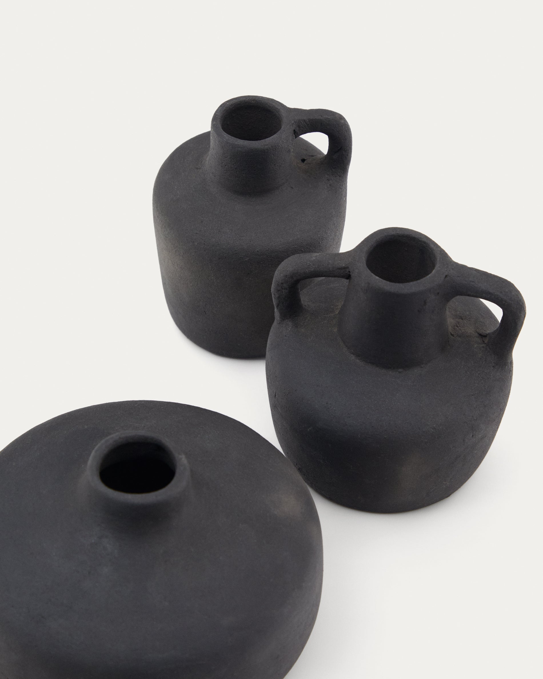 Sofra set of 3 terracotta vases in a black finish, 6 cm / 7 cm / 10 cm - Detail