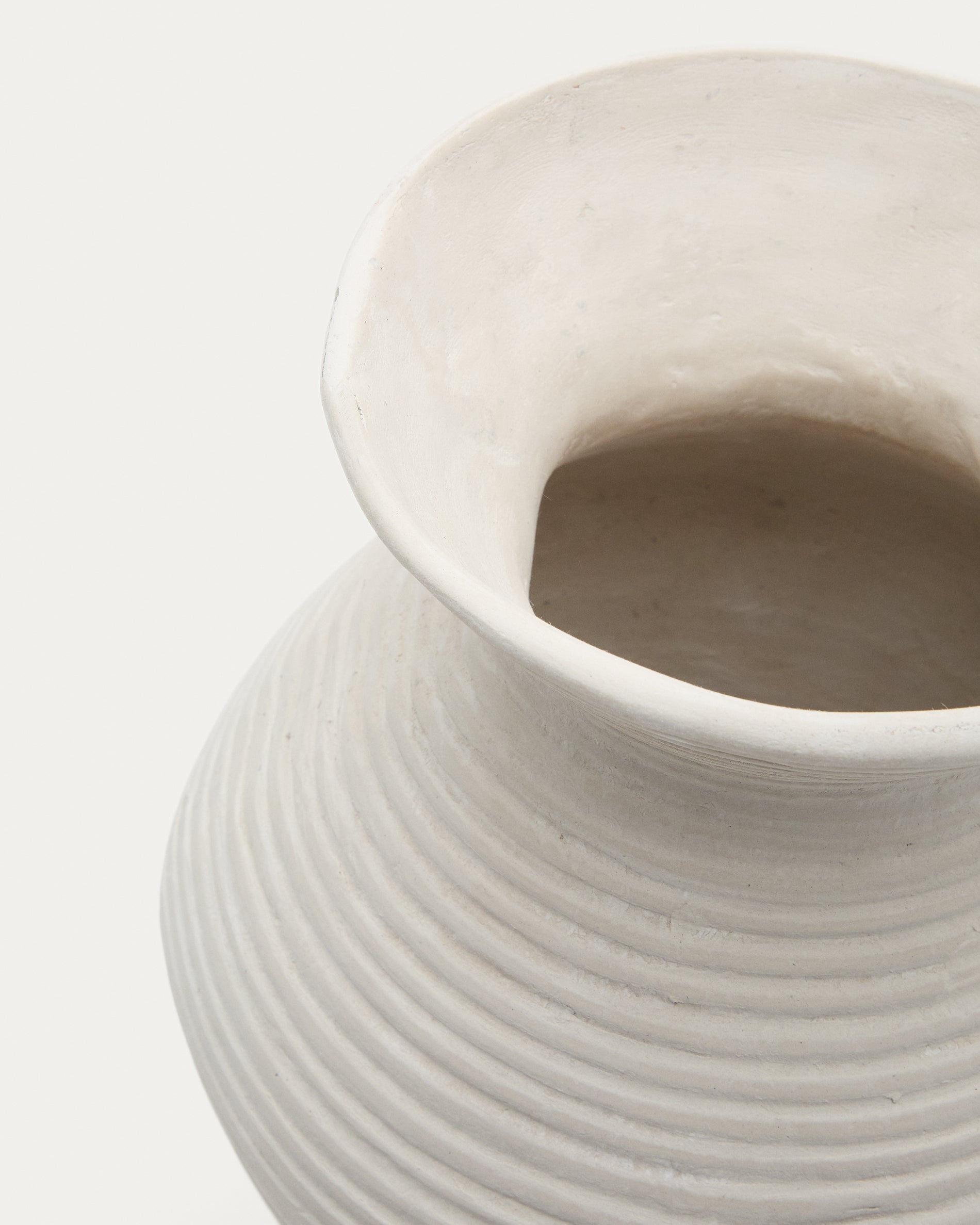 Pria white, papier mâché vase, 51 cm - Detail
