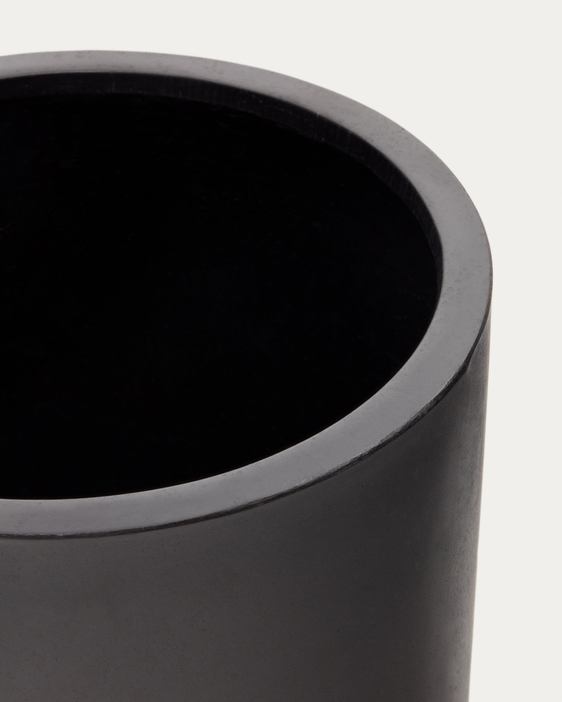 Aiguablava plant pot in black cement, Ø 52 cm - Detail