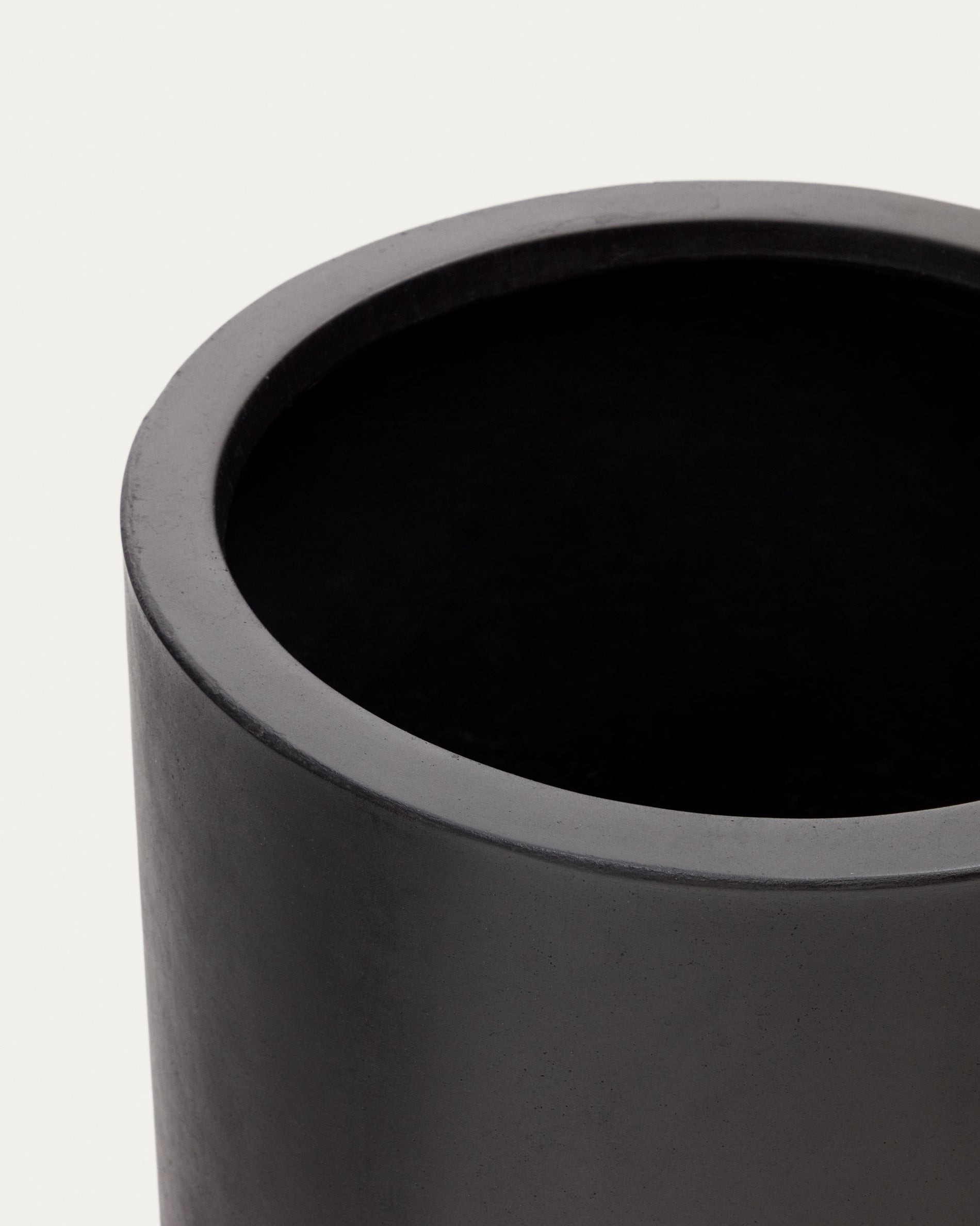 Aiguablava plant pot in black cement, Ø 42 cm - Detail