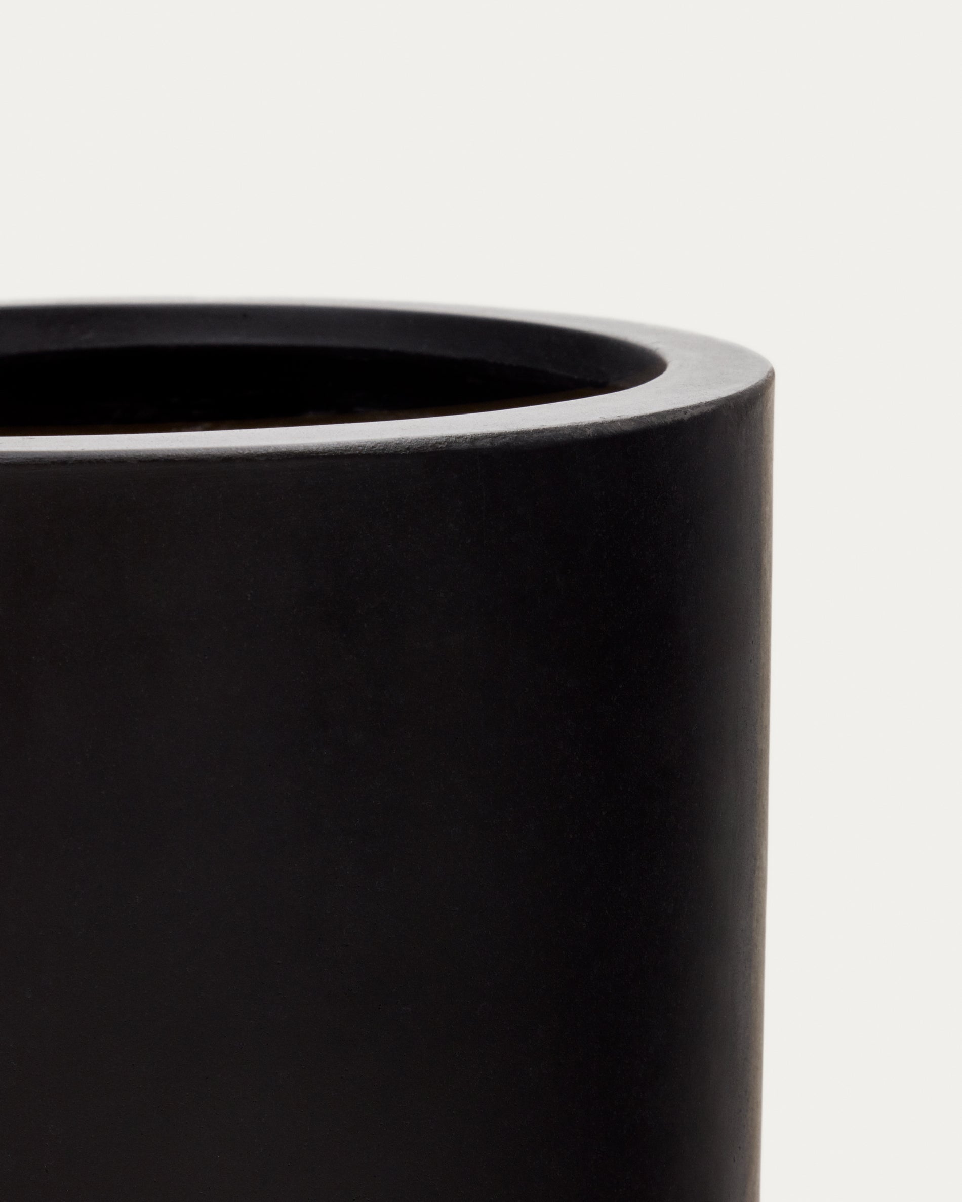 Aiguablava plant pot in black cement, Ø 42 cm - Detail