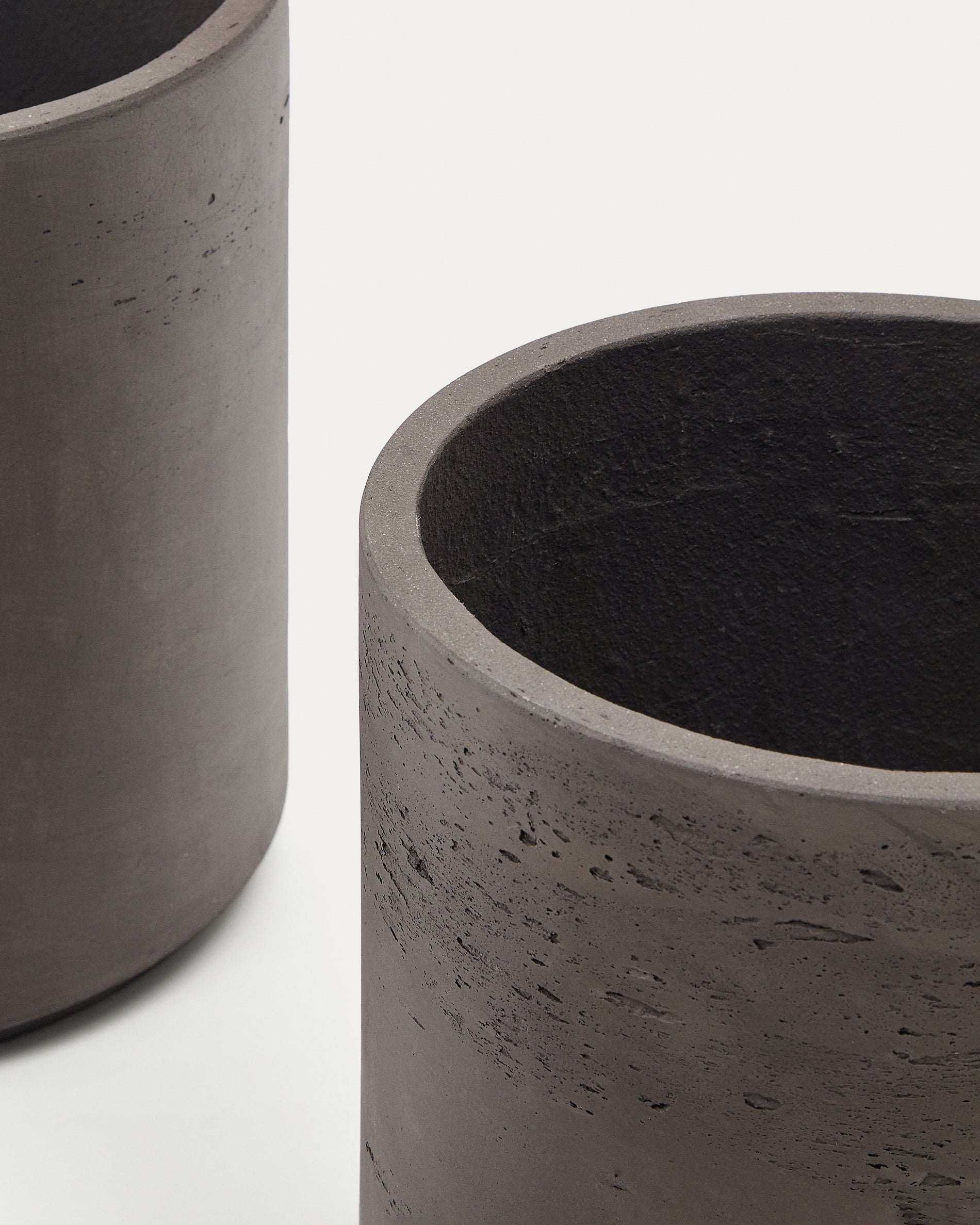 Sintina set of 3 grey cement and fiberglass plant pots Ø 23 cm / Ø 27.5 cm / 32 cm - Detail