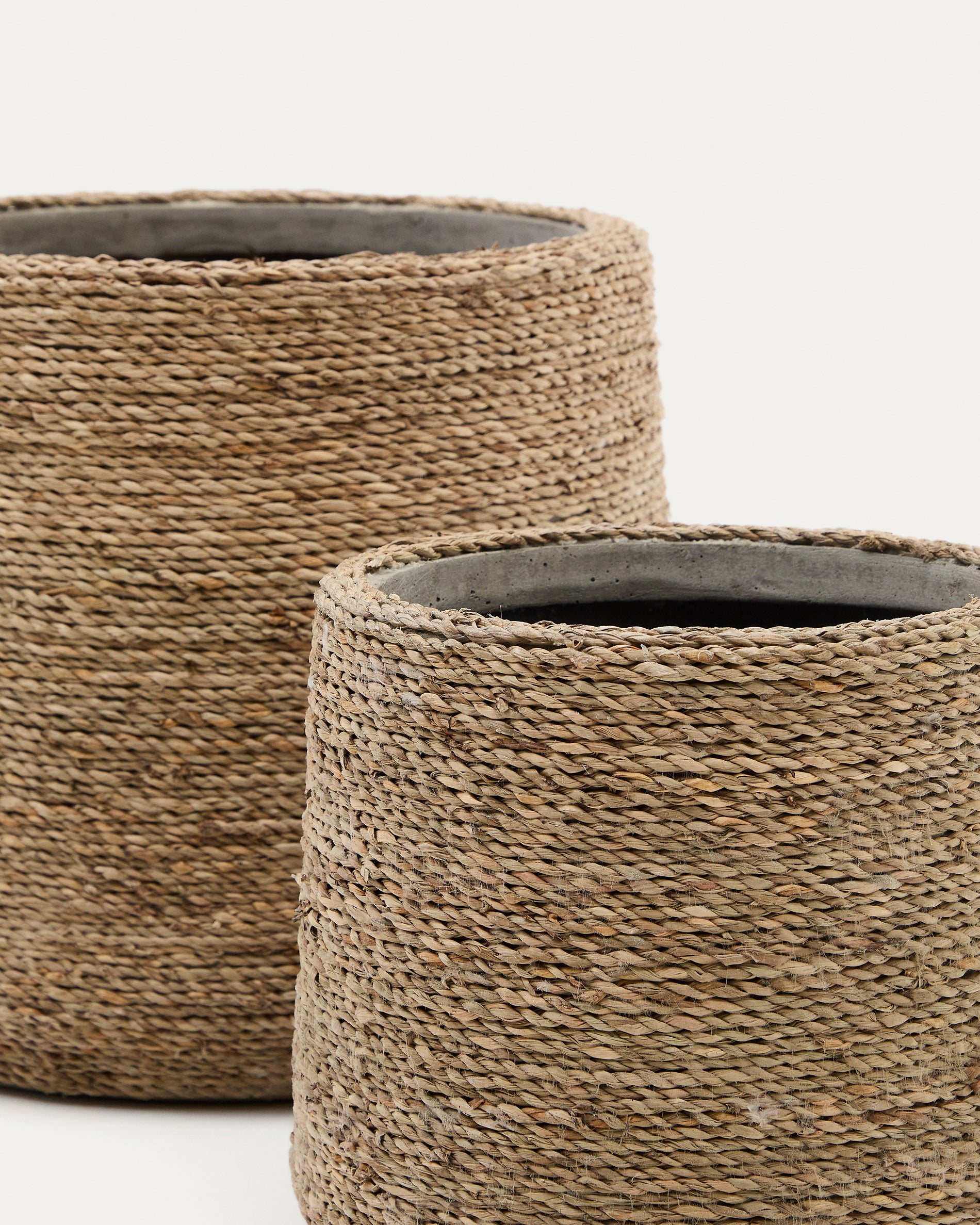 Sigal set of 2 cement plant pots in a natural finish, Ø 24 cm / 31 cm - Detail