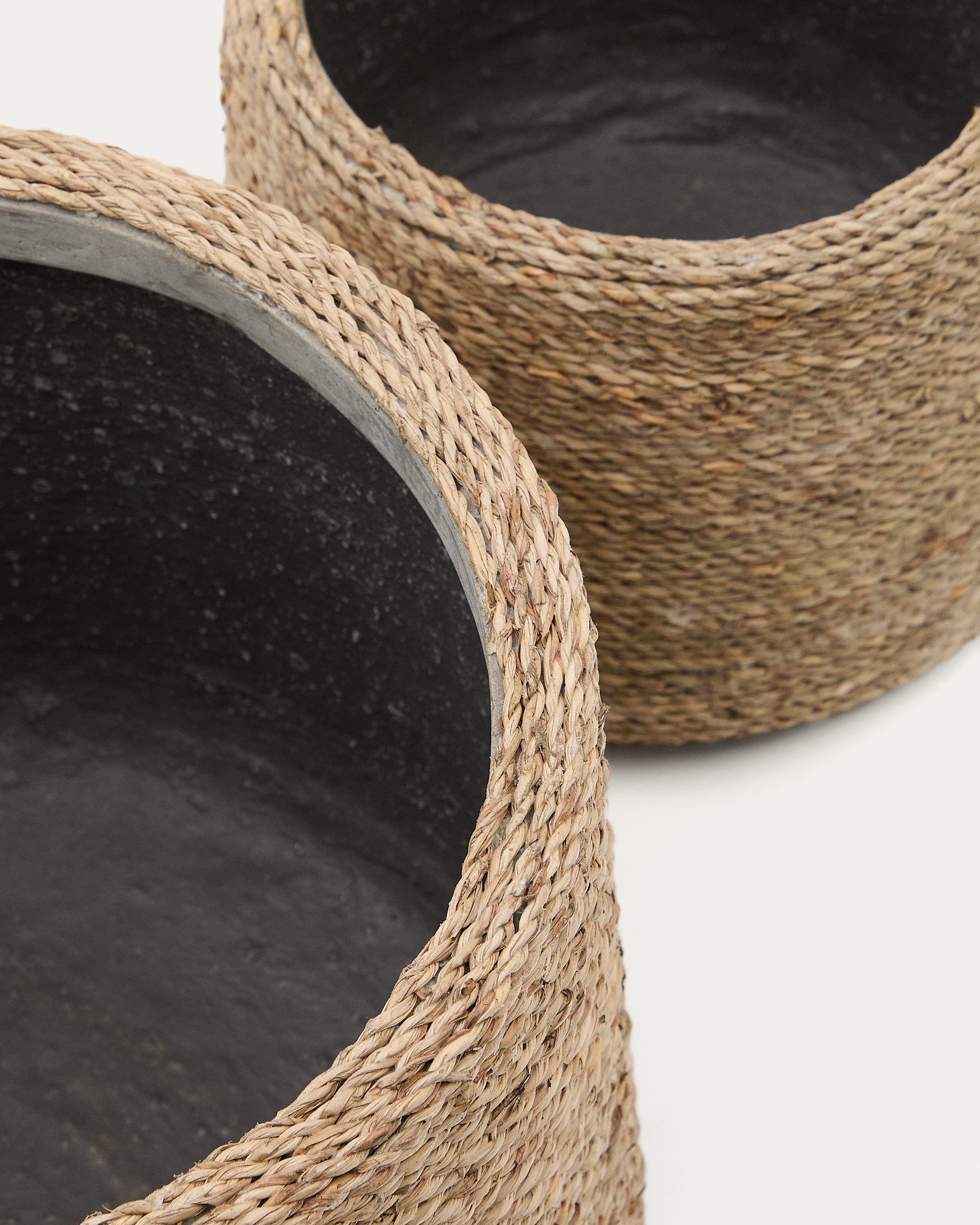 Sigal set of 2 cement plant pots in a natural finish, Ø 24 cm / 31 cm - Detail