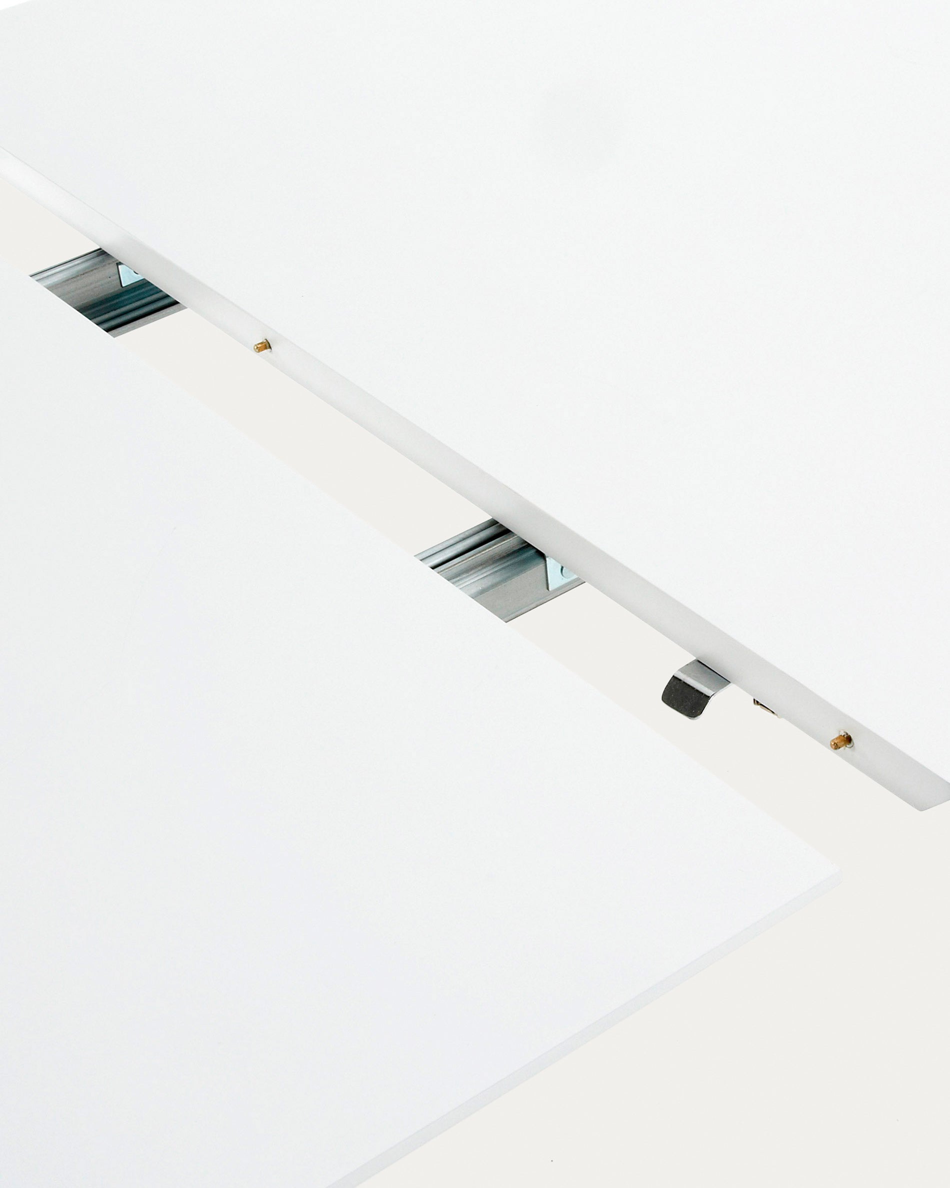 Oqui oval extendable MDF table with white lacquer and solid beech legs 140(220)x90 cm - Detail