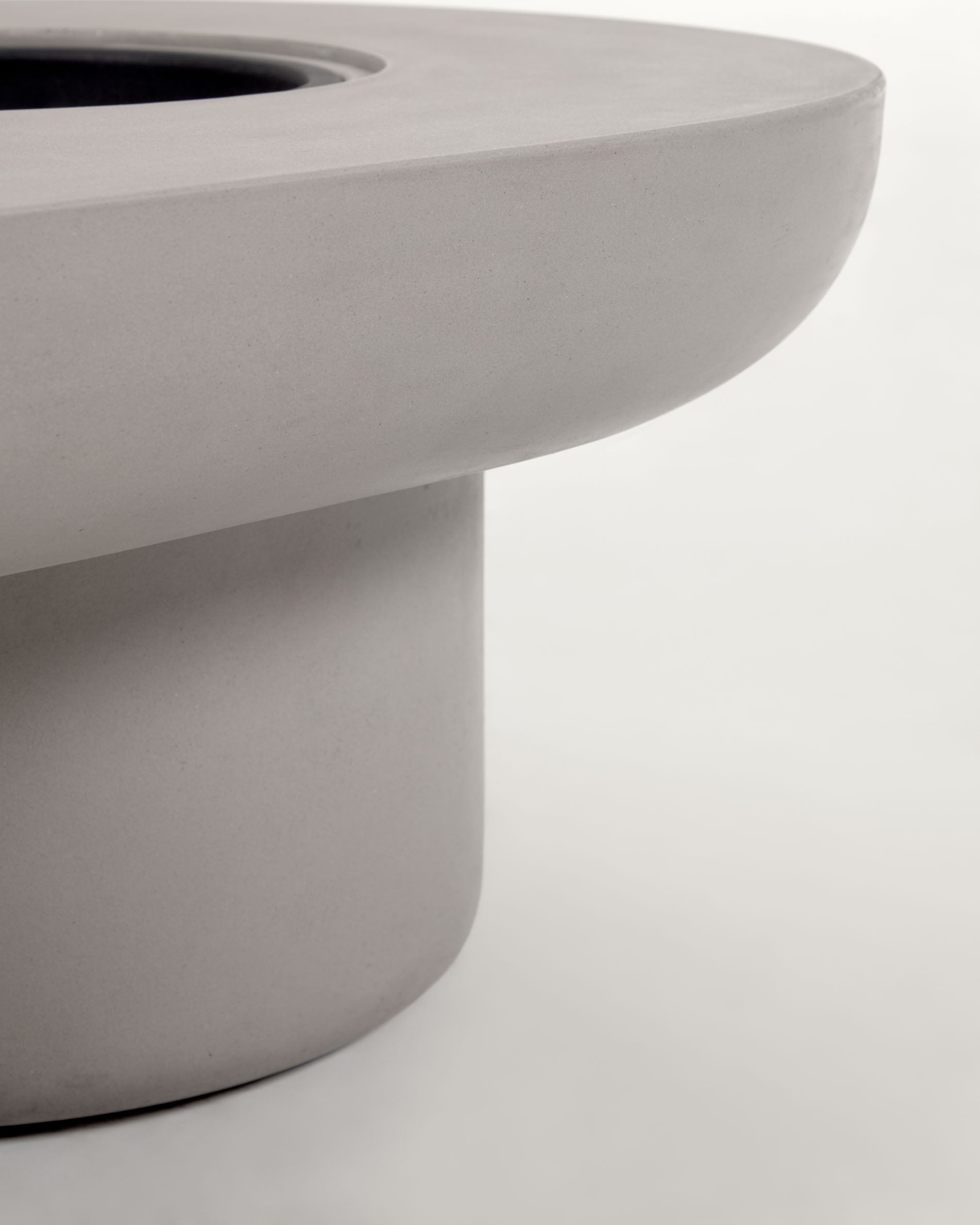 Taimi concrete outdoor coffee table Ø 140 x 60 cm - Detail