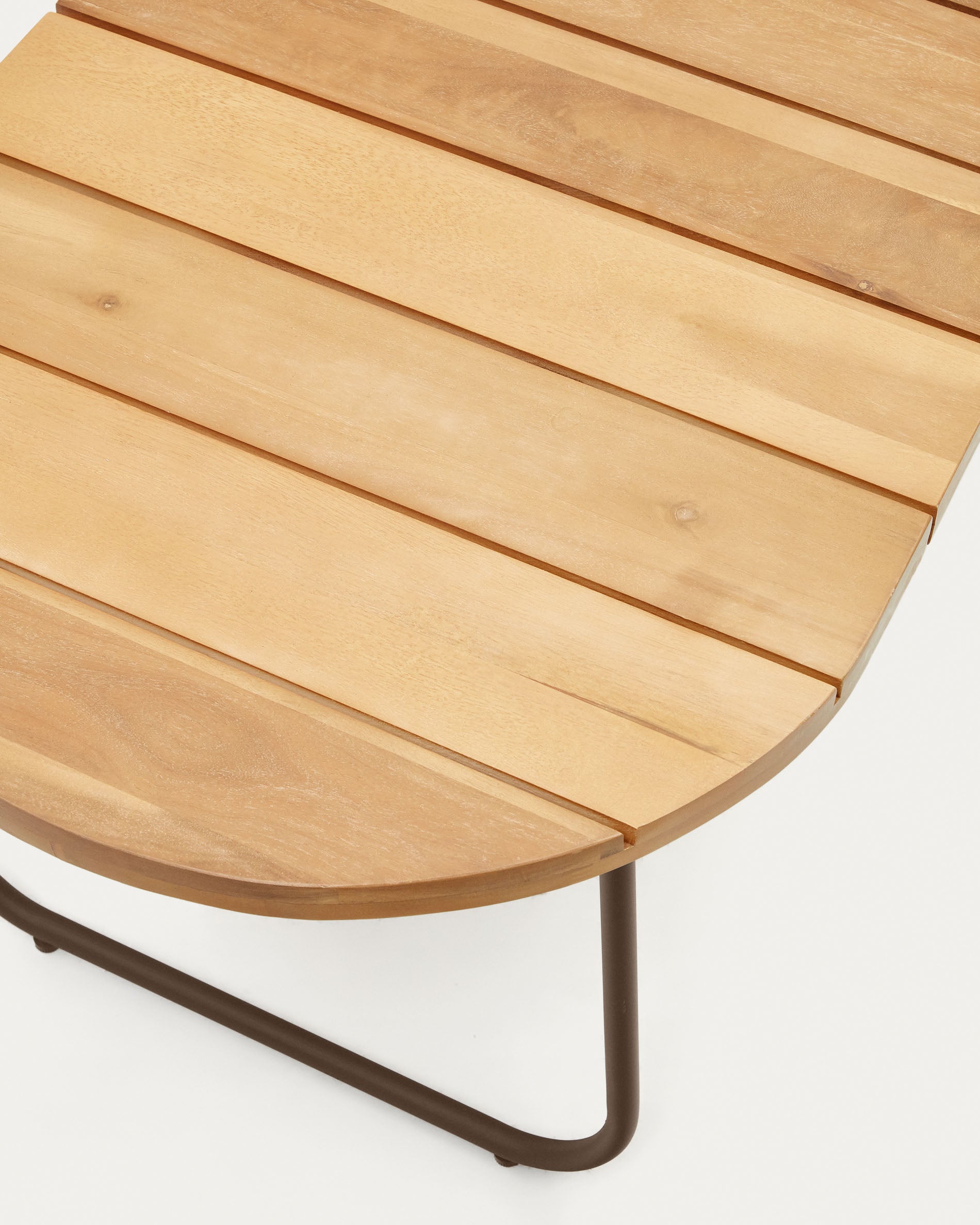 Salguer outdoor coffee table in solid acacia & brown steel, Ø 100 x 50 cm FSC 100% - Detail