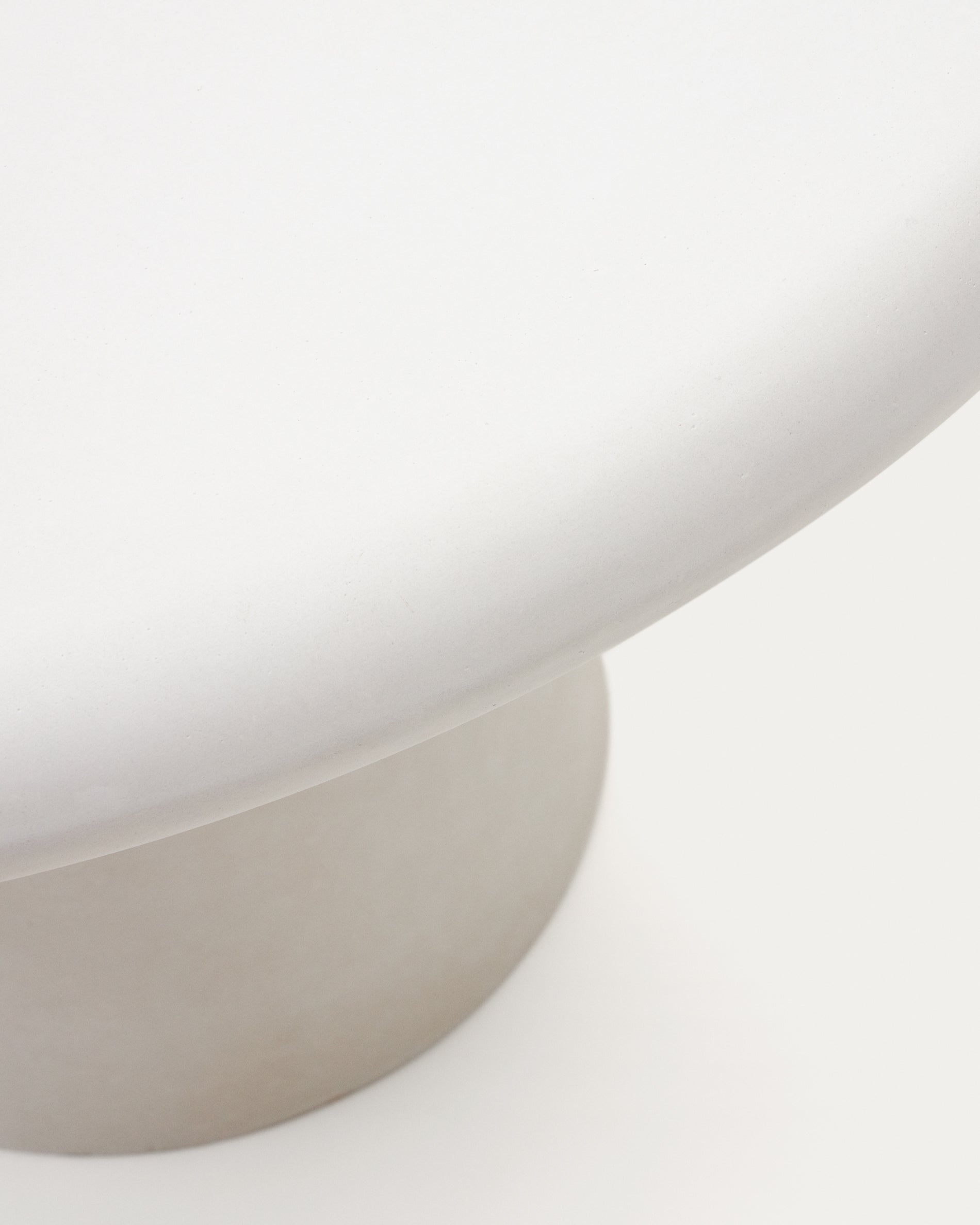 Addaia Round Table in White Cement Ø90 cm - Detail