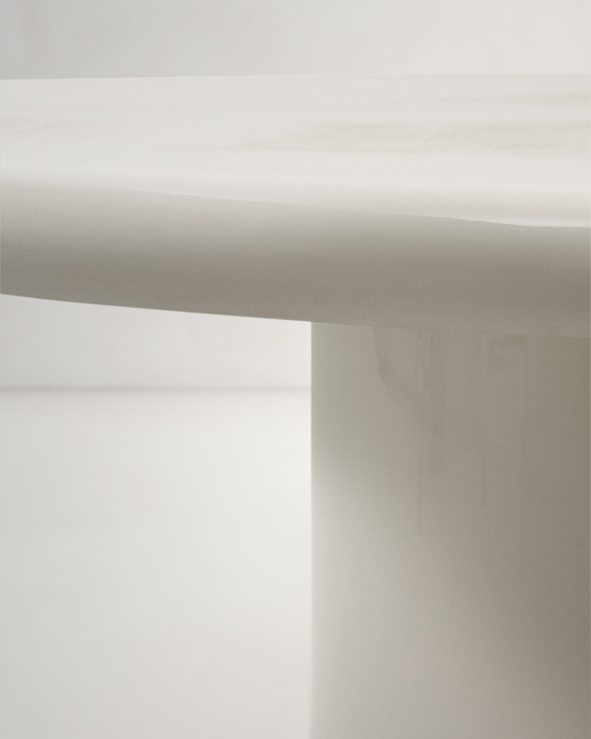 Canaret round cement table in a glossy white finish Ø 152 cm - Detail