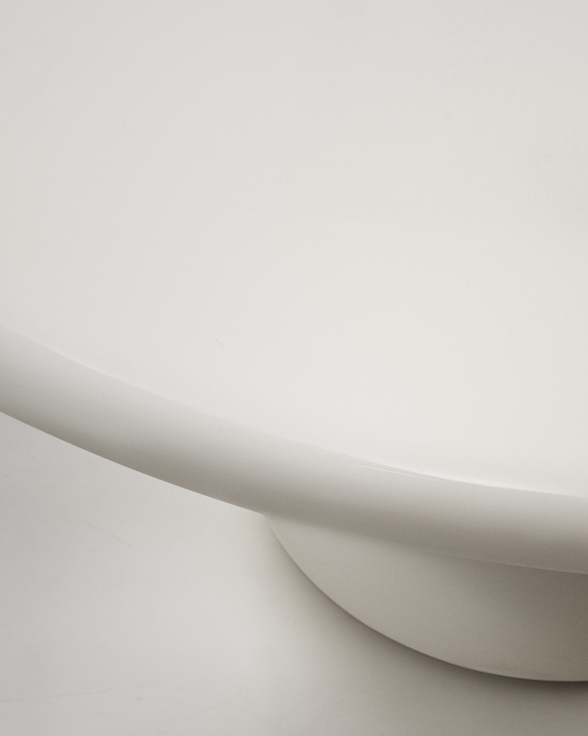 Canaret round cement table in a glossy white finish Ø 152 cm - Detail