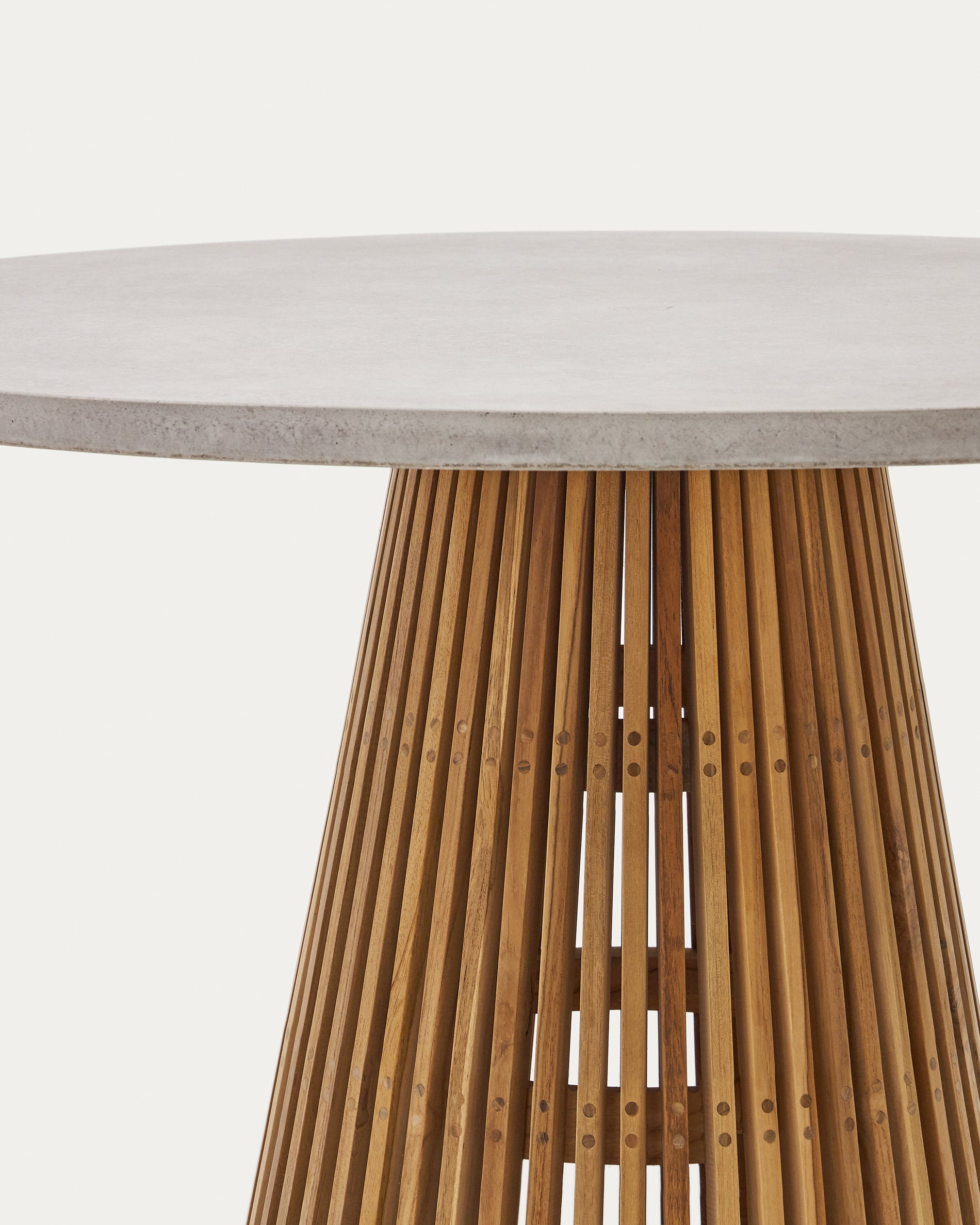 Alcaufar round outdoor table made of solid teak wood and grey cement Ø 120 cm - Detail