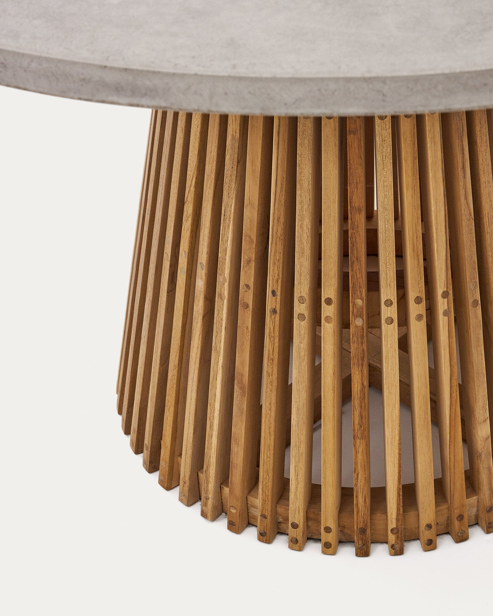 Alcaufar round outdoor table made of solid teak wood and grey cement Ø 120 cm - Detail