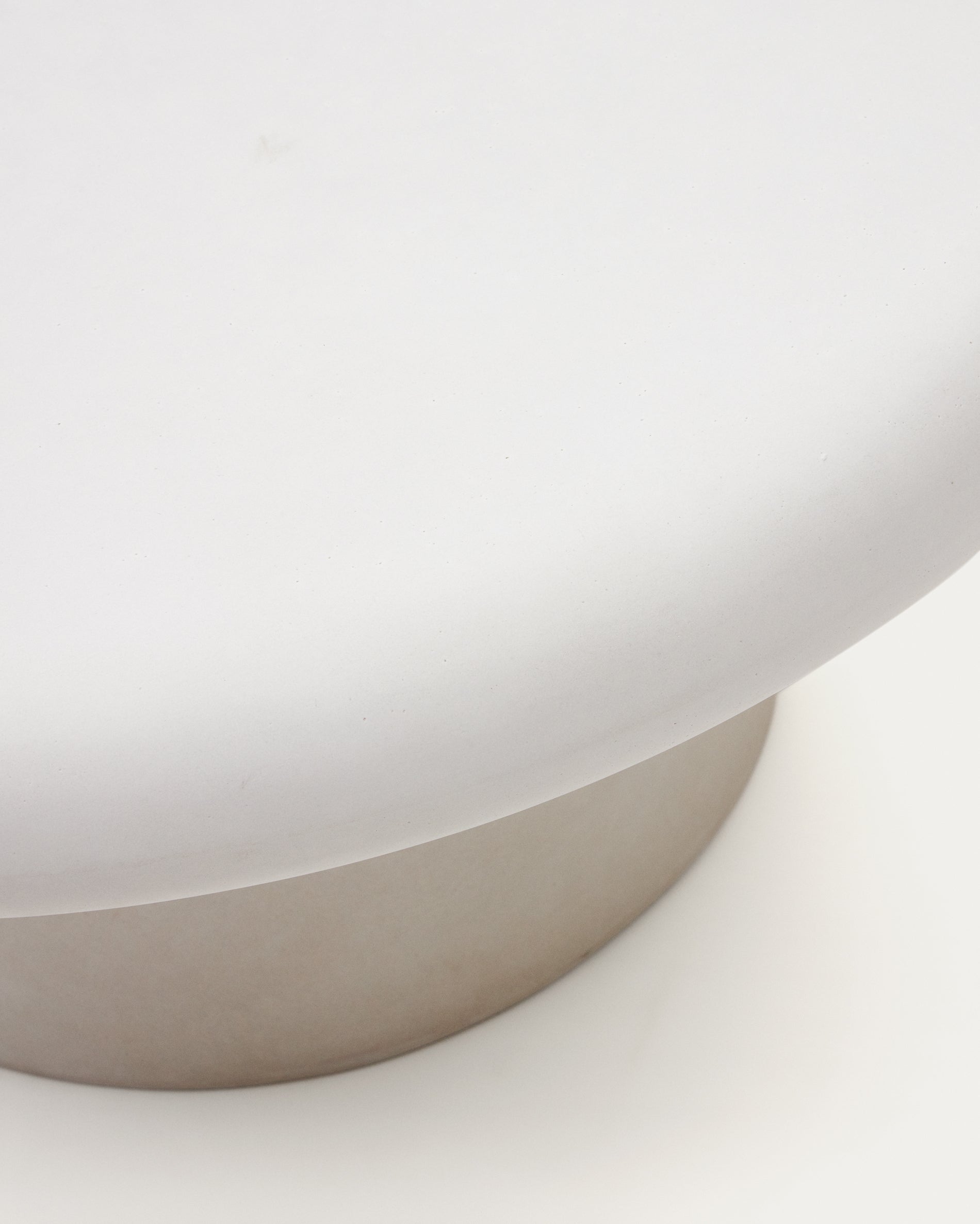 Addaia Round White Cement Coffee Table Ø90 cm - Detail