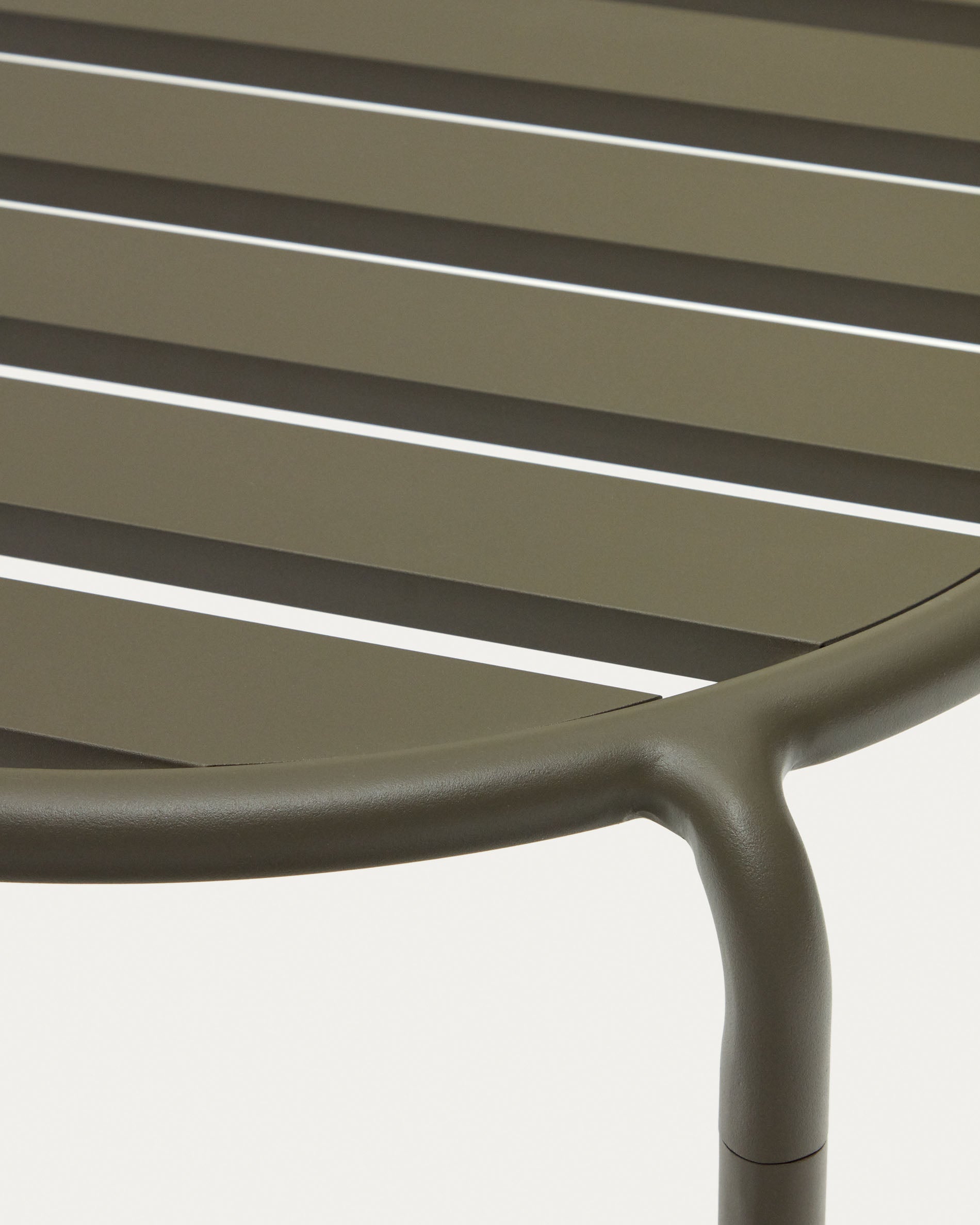 Joncols outdoor aluminium side table with powder coated green finish, Ø 60 cm - Detail