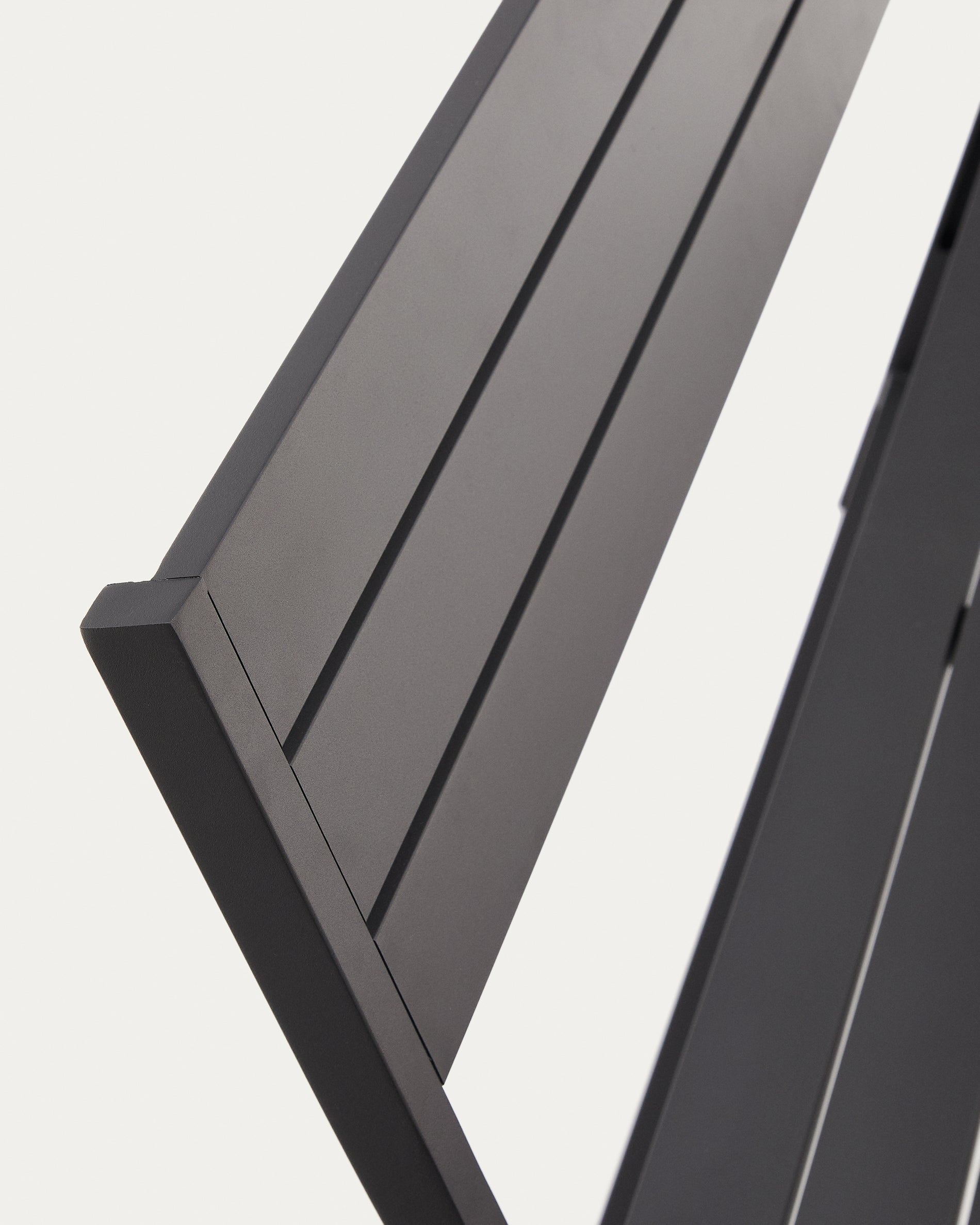 Folding outdoor Bench torreta made of aluminum with dark grey finish - Detail