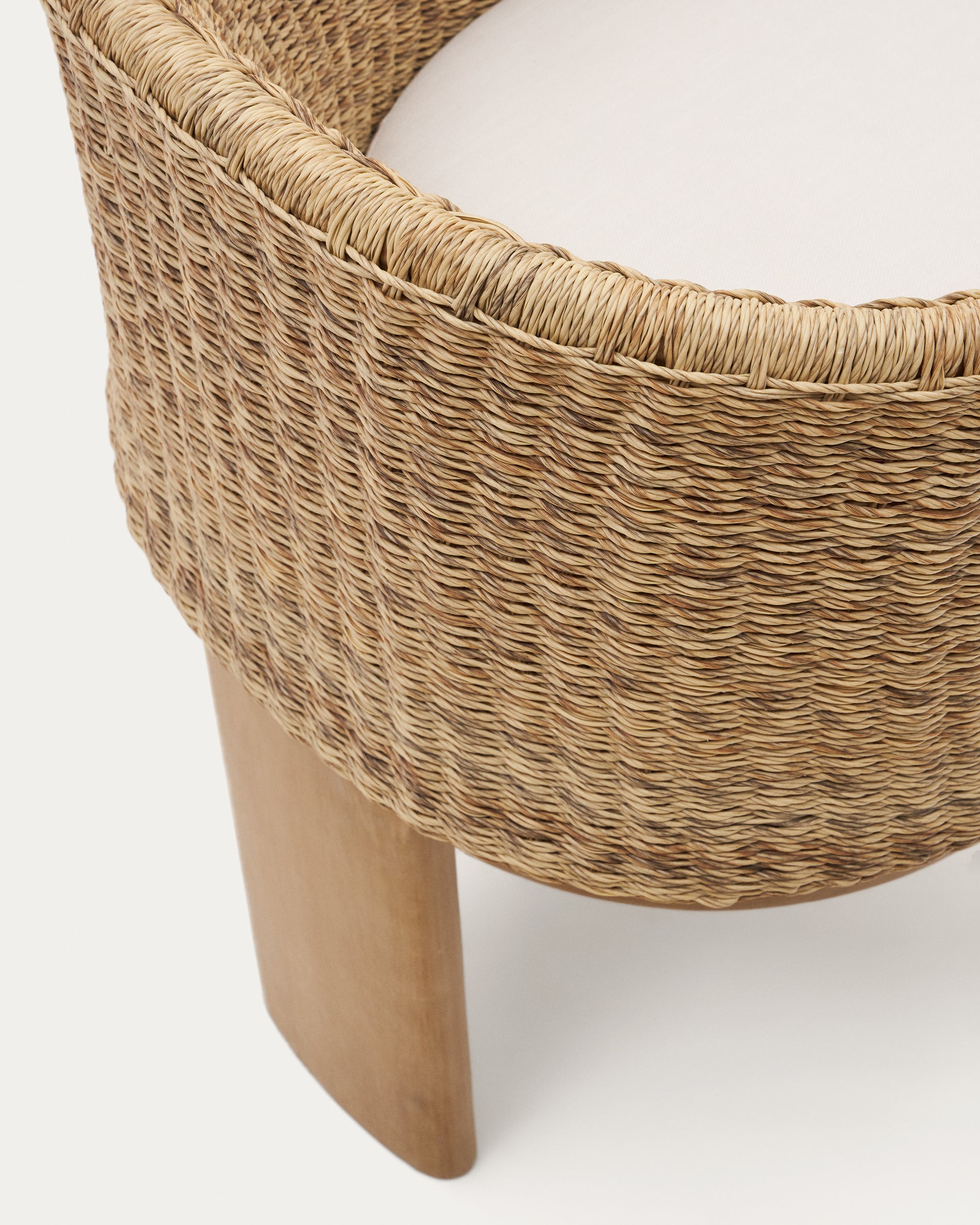 Xoriguer chair in synthetic rattan and solid eucalyptus wood FSC 100% - Detail