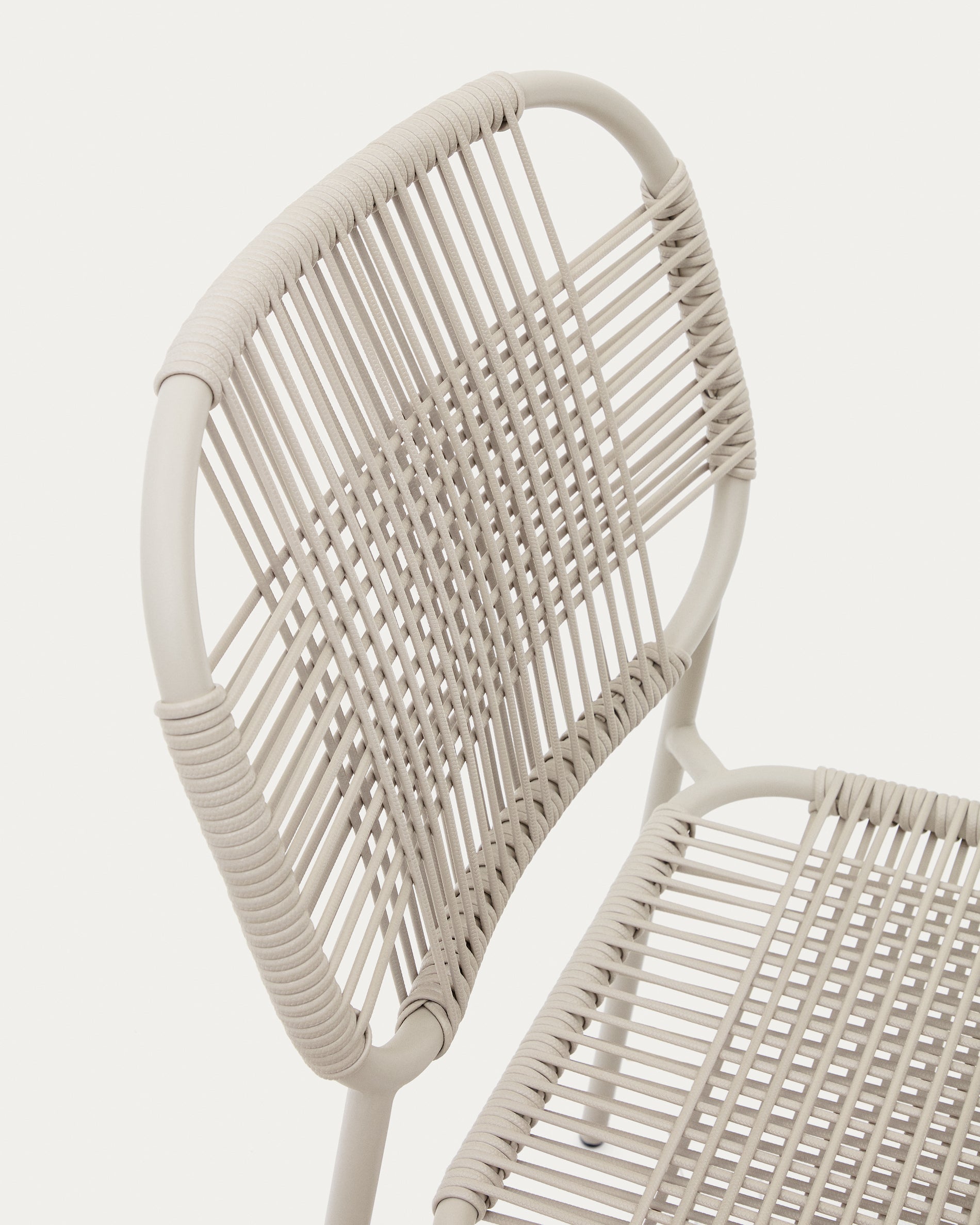 Talaier stackable outdoor chair made of synthetic rope and galvanized steel in beige finish - Detail