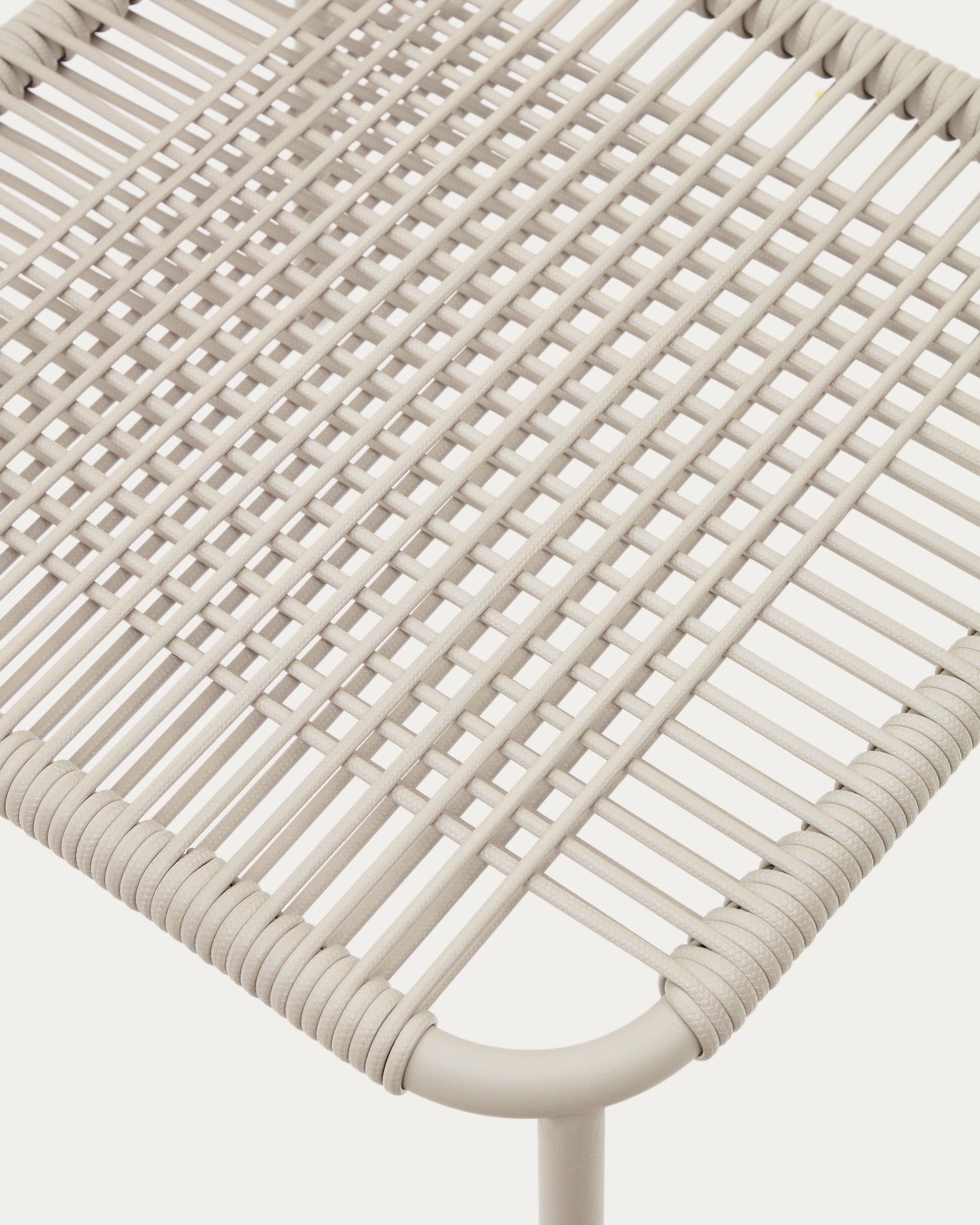 Talaier stackable outdoor chair made of synthetic rope and galvanized steel in beige finish - Detail