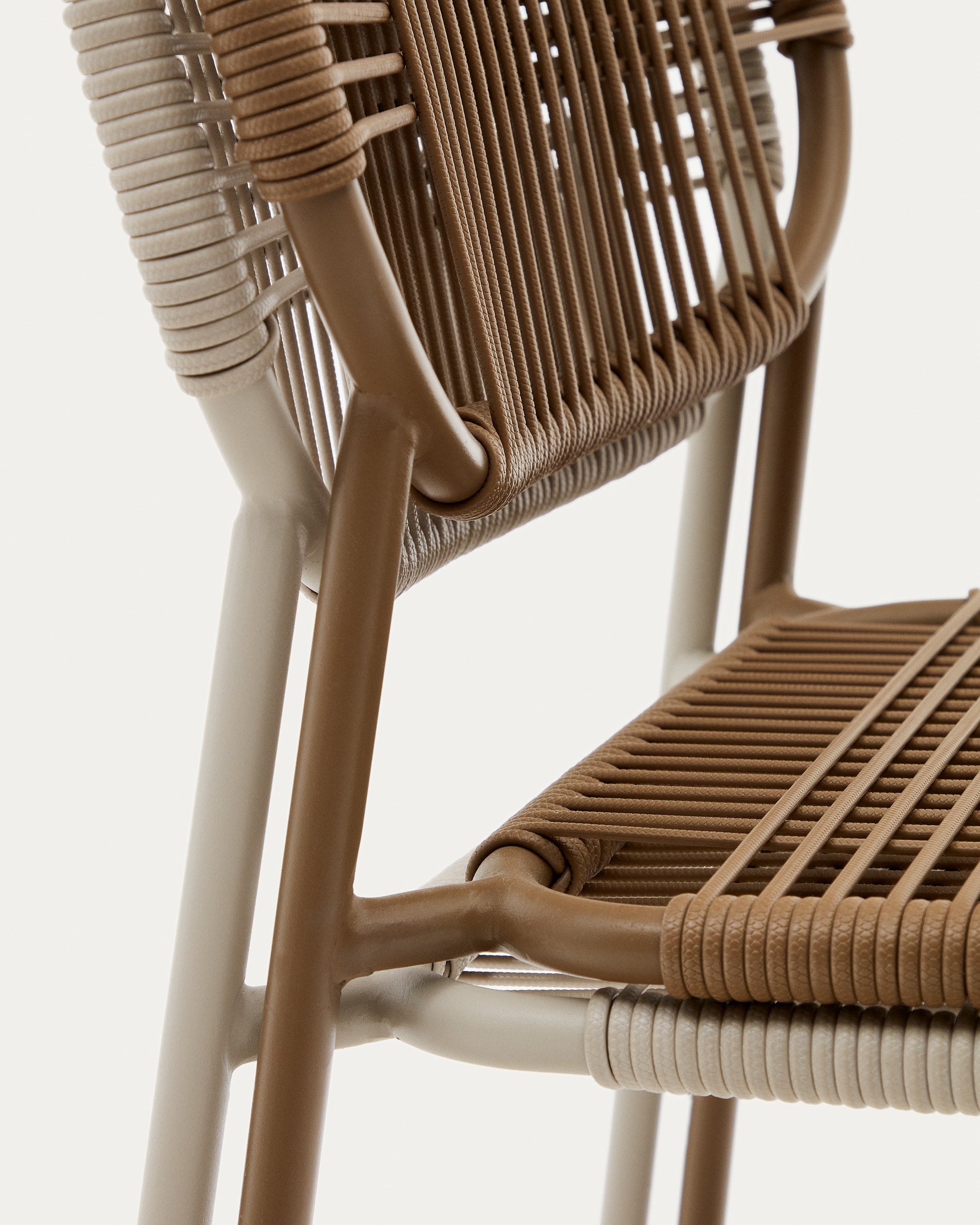 Talaier stackable outdoor chair made of synthetic rope and galvanized steel in brown finish - Detail