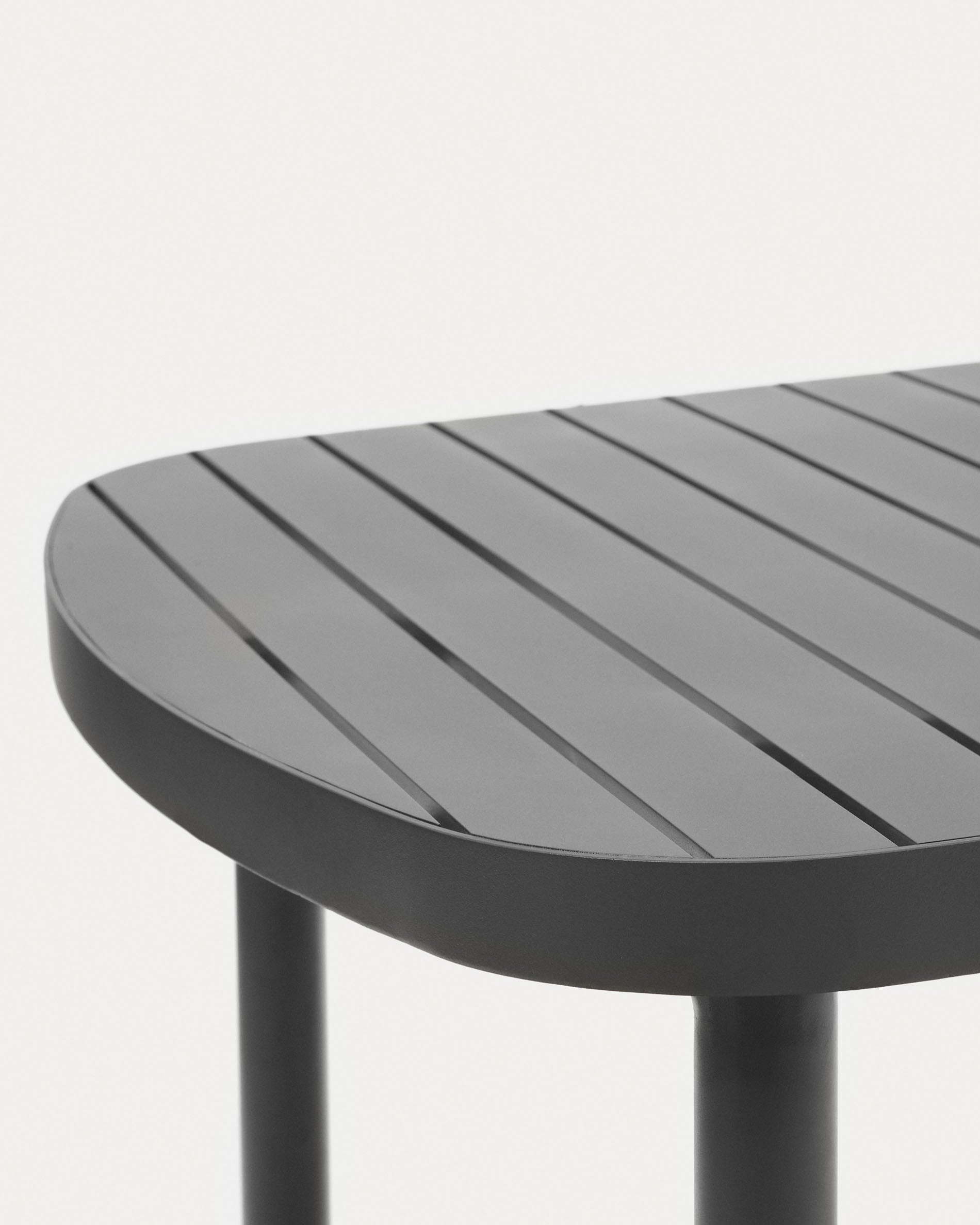 Joncols outdoor aluminium table with a powder coated grey finish, 180 x 90 cm - Detail