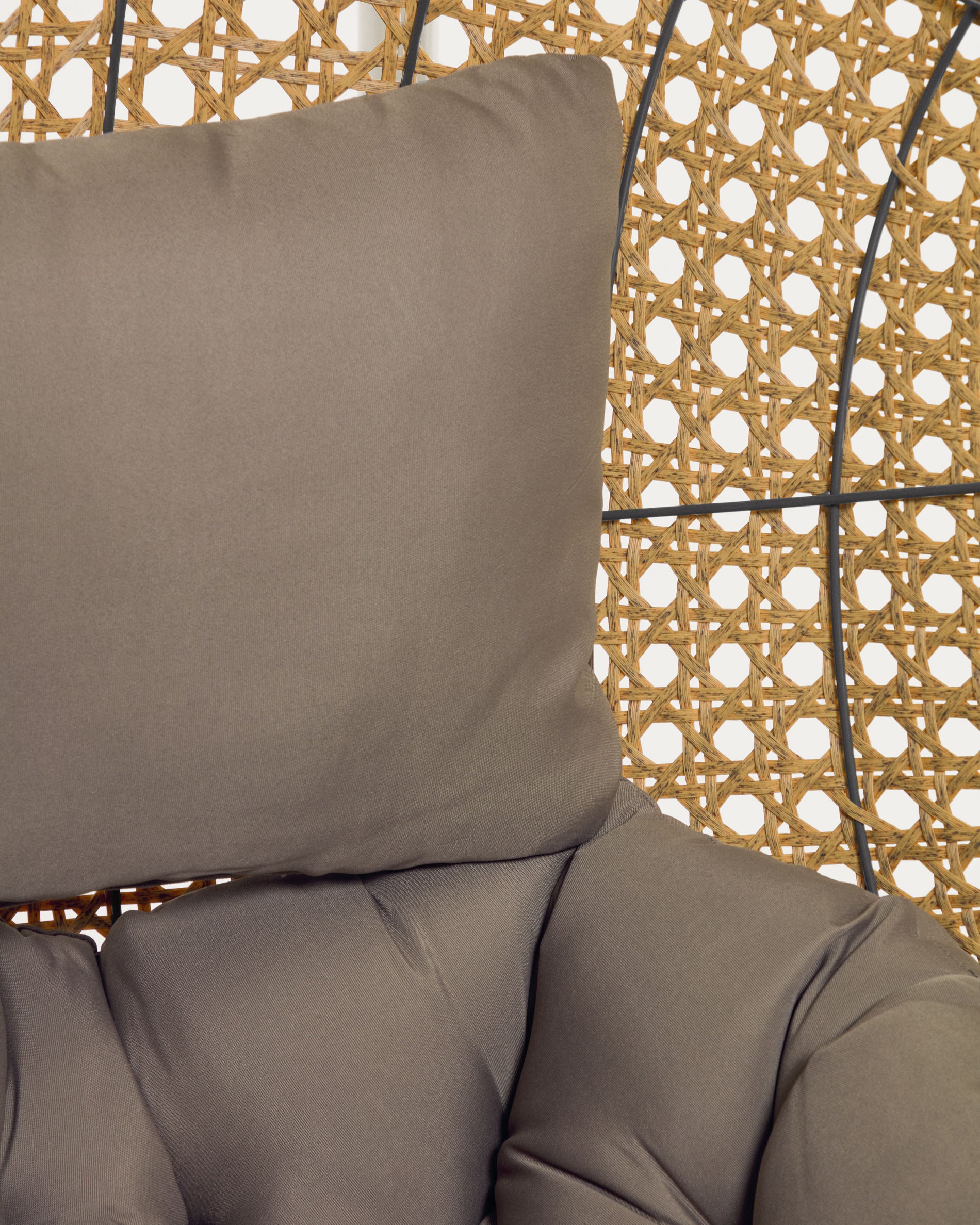Cira light grey hanging armchair with natural finish - Detail