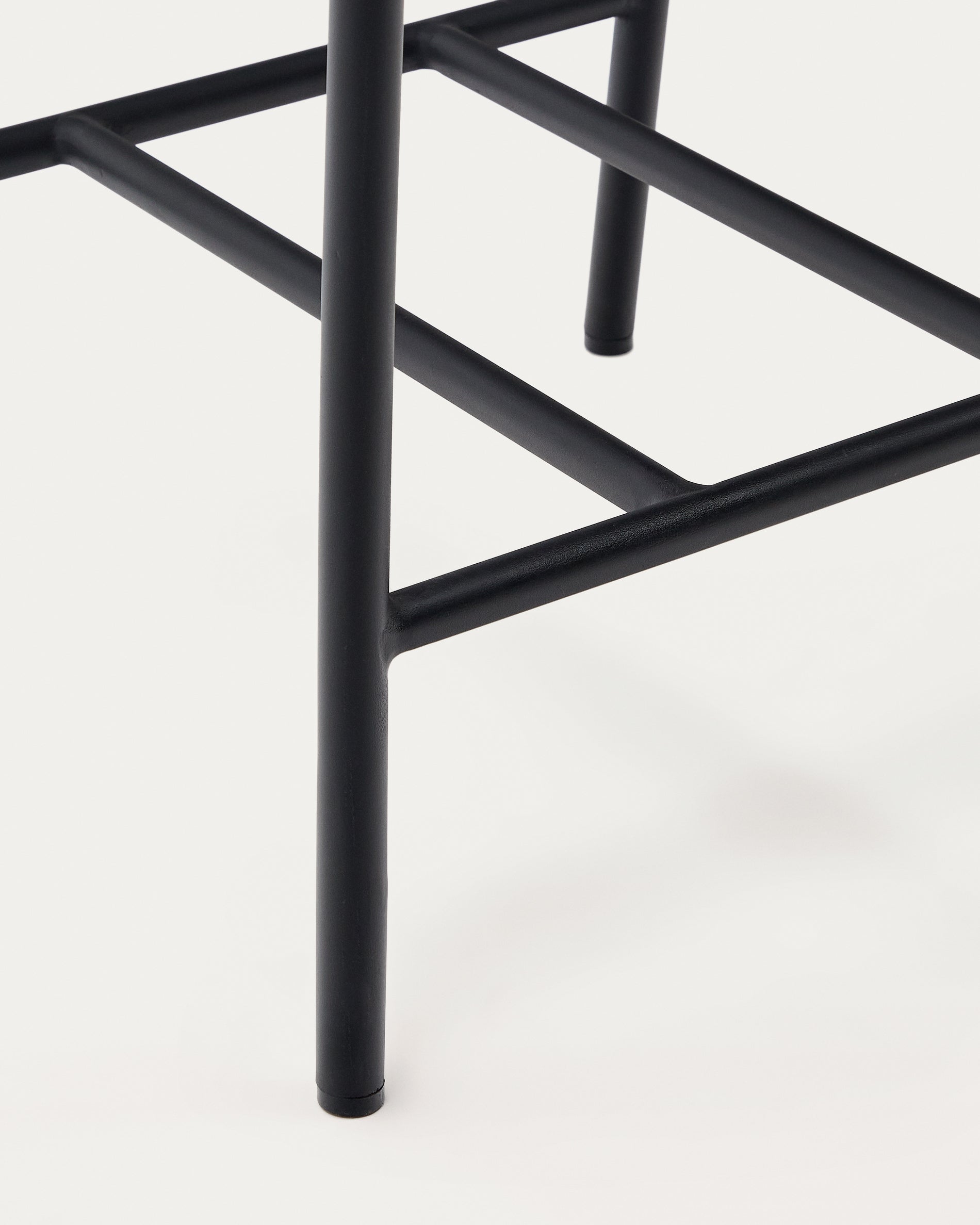 Algueret Stool Solid Eucalyptus Wood Natural Finish and Black Aluminum 65 cm FSC 100% - Detail