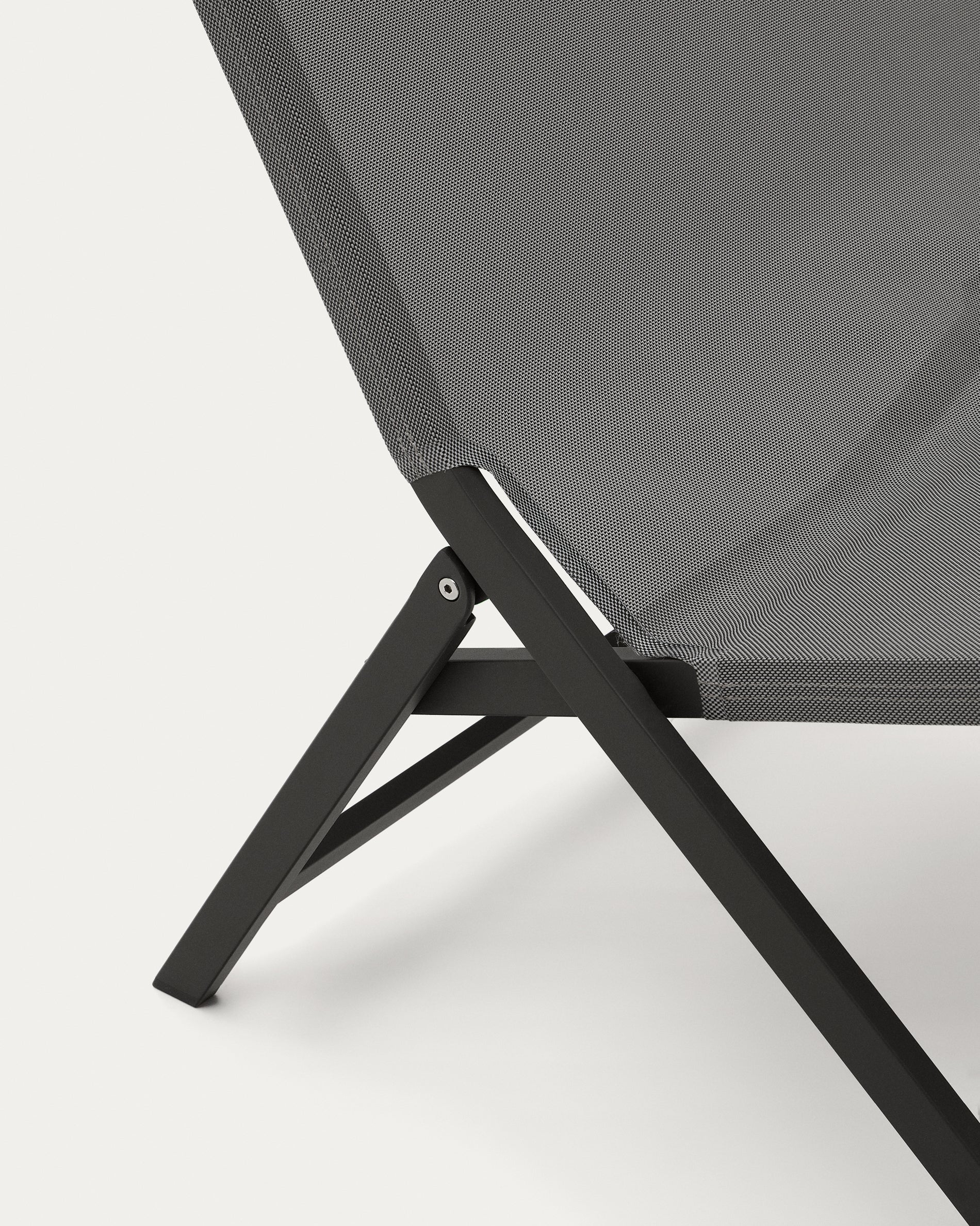 Canutells folding armchair made of aluminum with dark grey finish - Detail