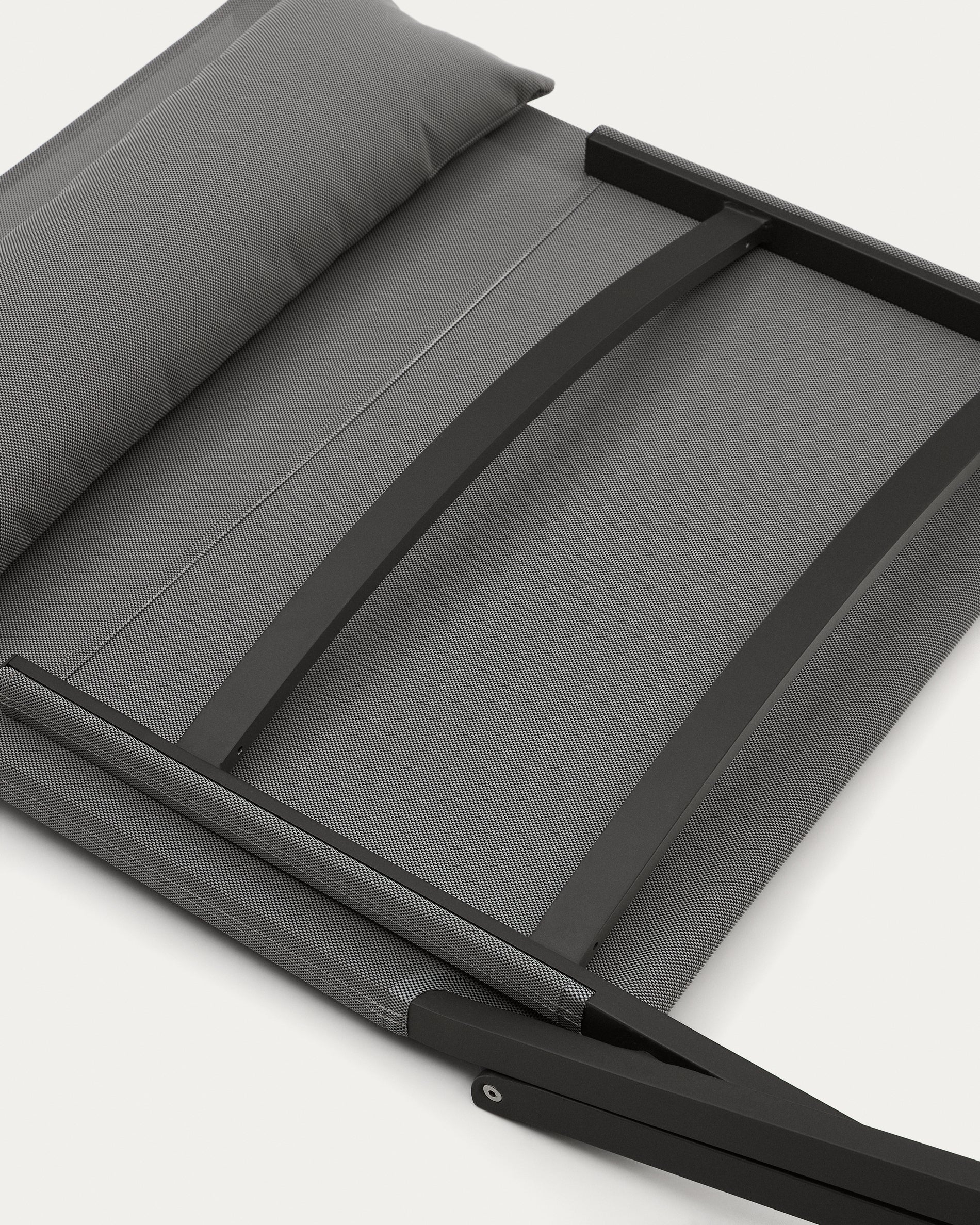 Canutells folding armchair made of aluminum with dark grey finish - Detail