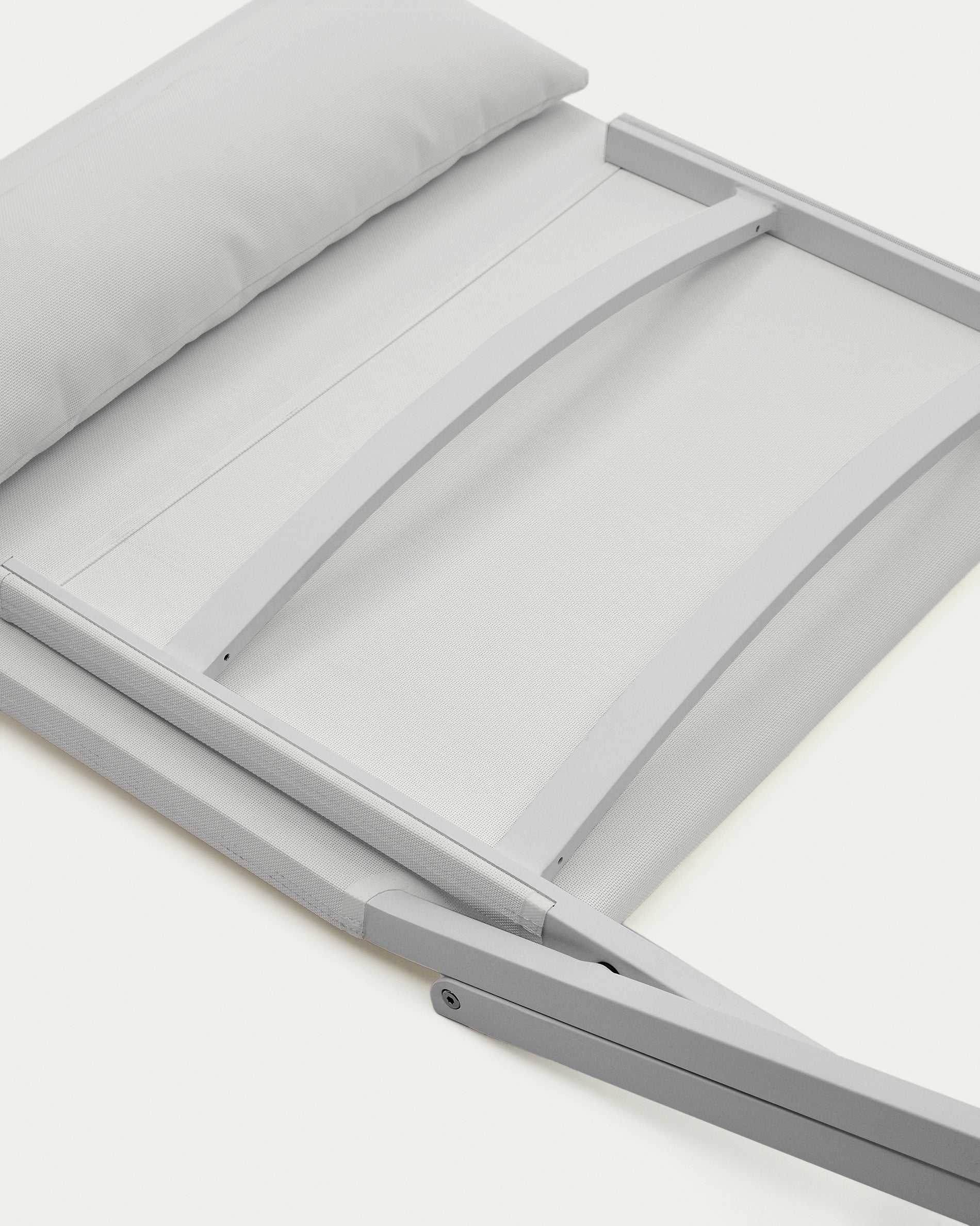 Canutells folding armchair made of aluminum with light grey finish - Detail