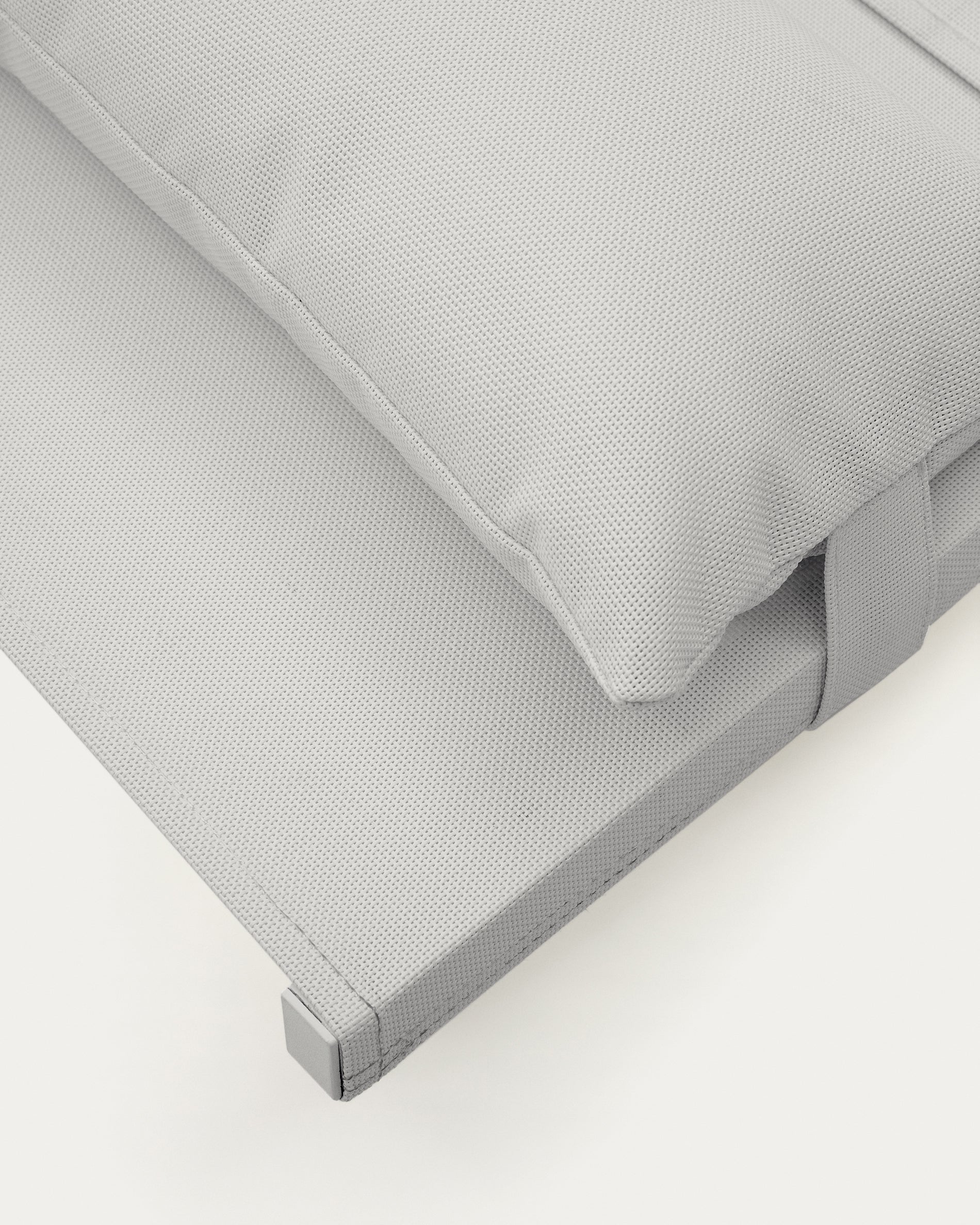 Canutells folding armchair made of aluminum with light grey finish - Detail
