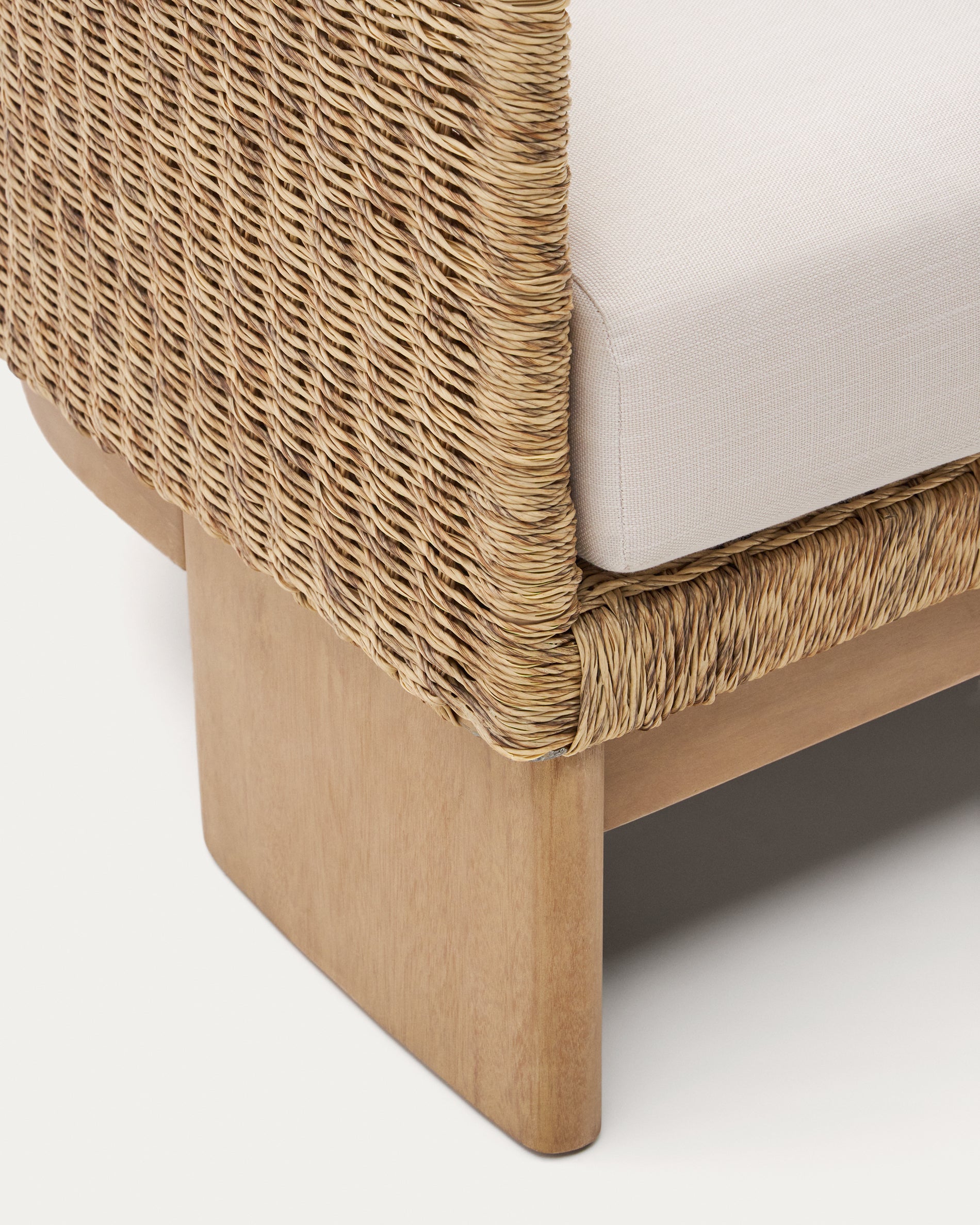 Xoriguer armchair in synthetic rattan and solid eucalyptus wood FSC 100% - Detail