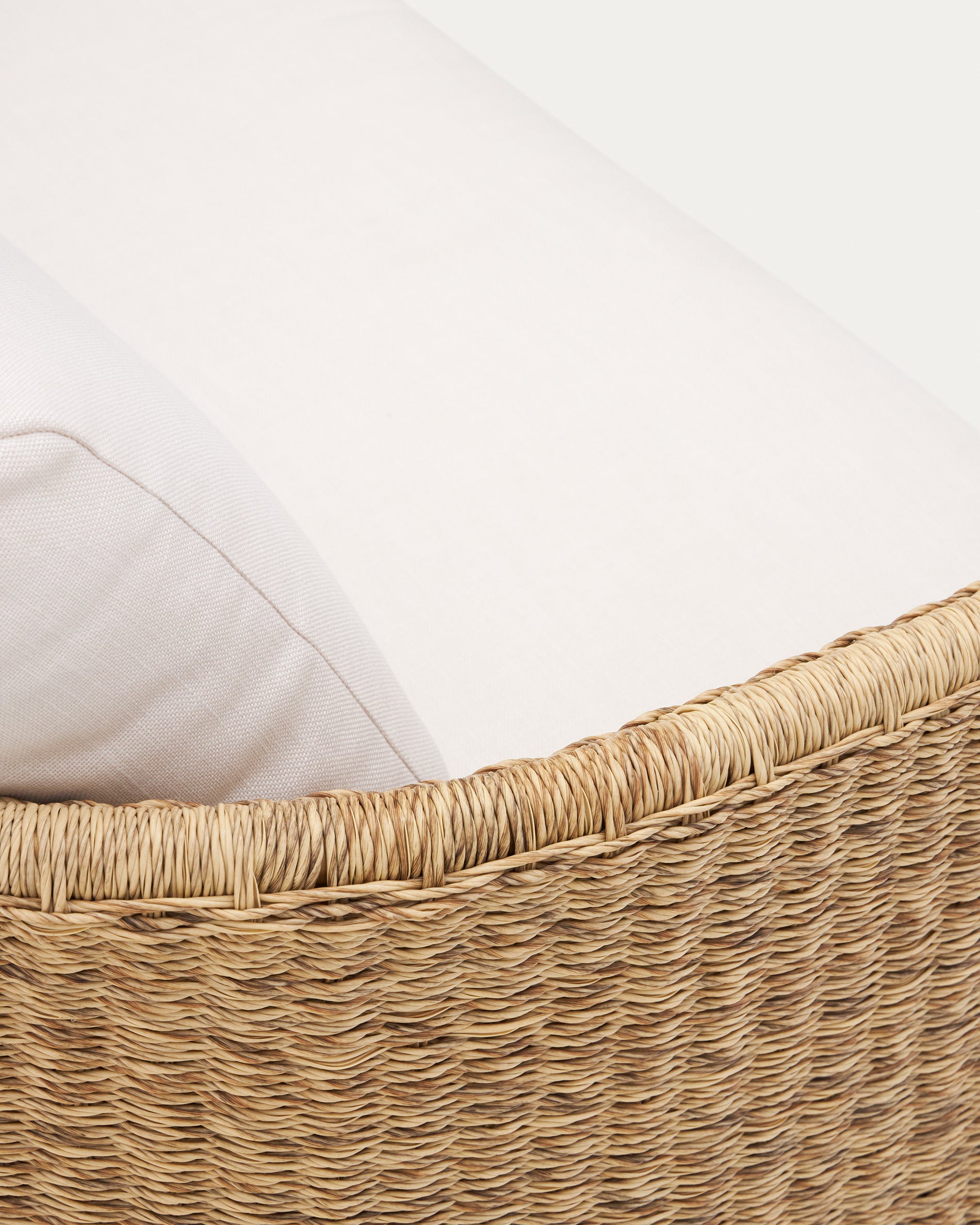Xoriguer 3-seater sofa in synthetic rattan and solid eucalyptus wood, 223 cm FSC 100% - Detail