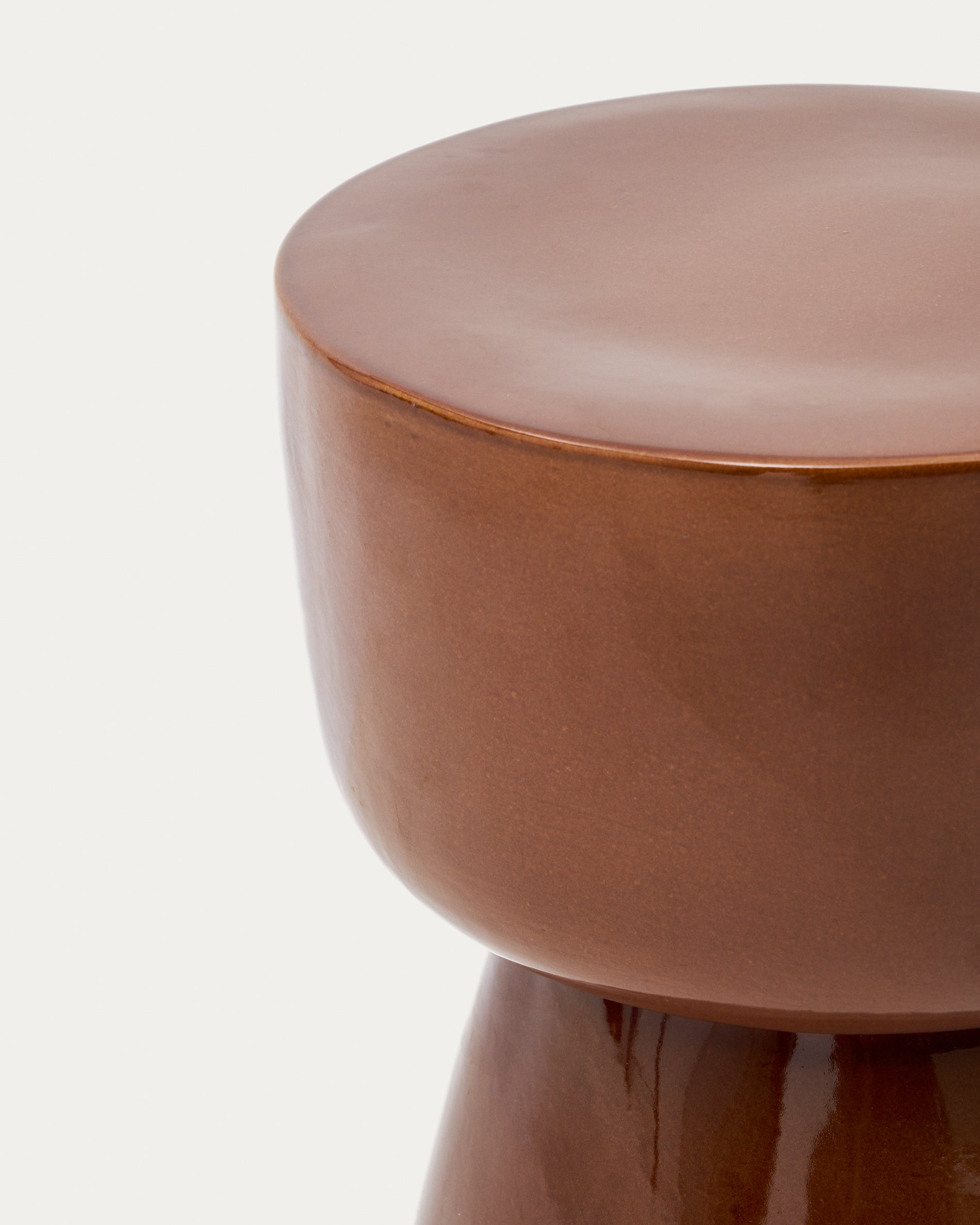 Mesquida outdoor side table made of ceramic with glazed terracotta finish Ø 35 cm - Detail