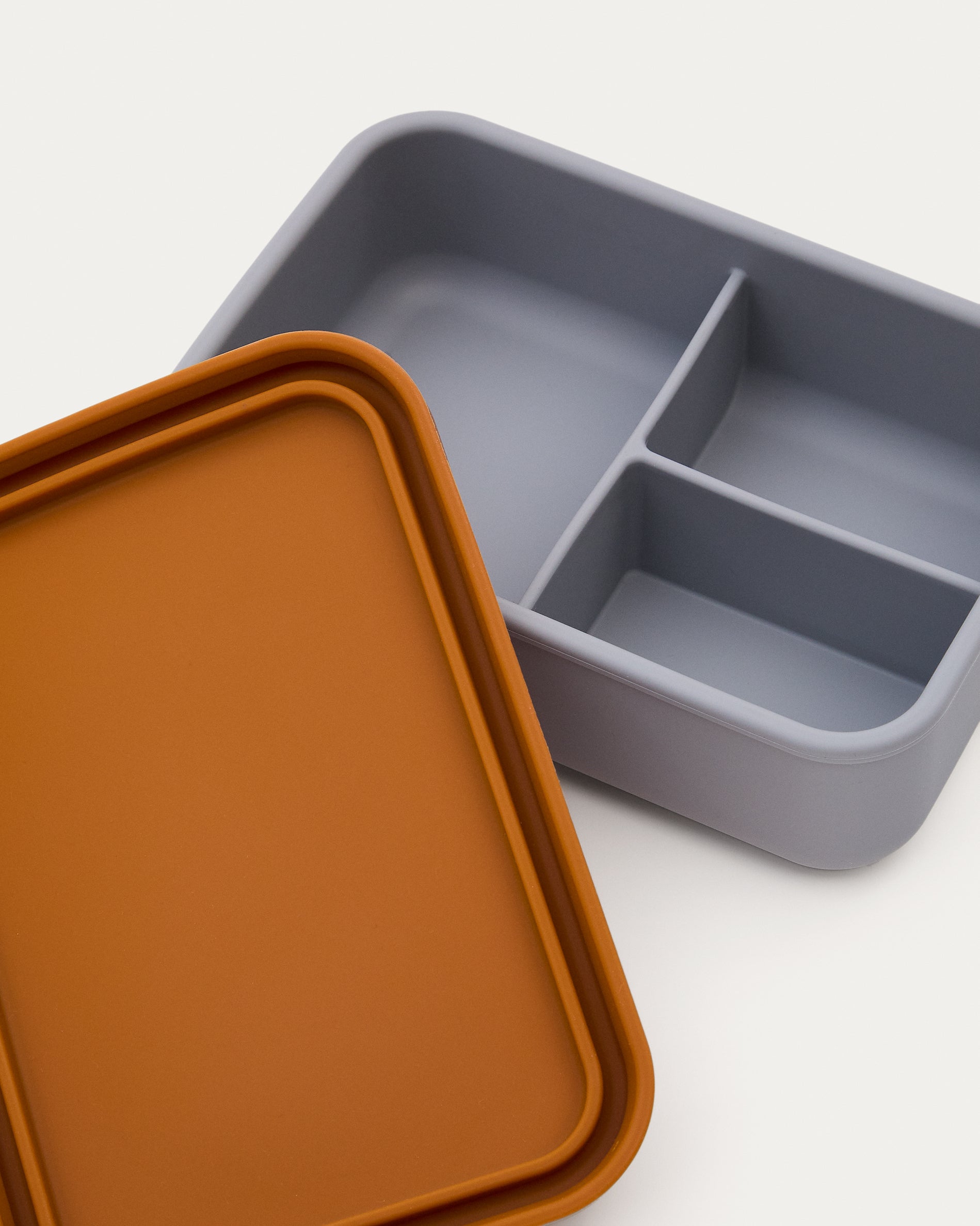 Lili lunch box in orange and blue silicone - Detail