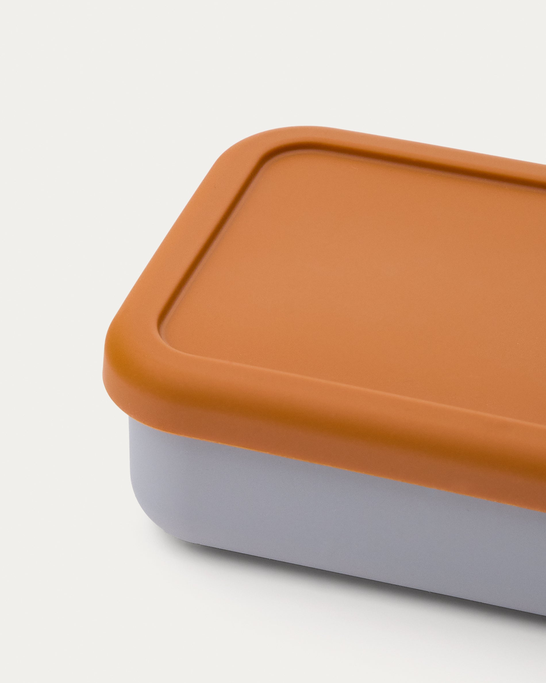 Lili lunch box in orange and blue silicone - Detail