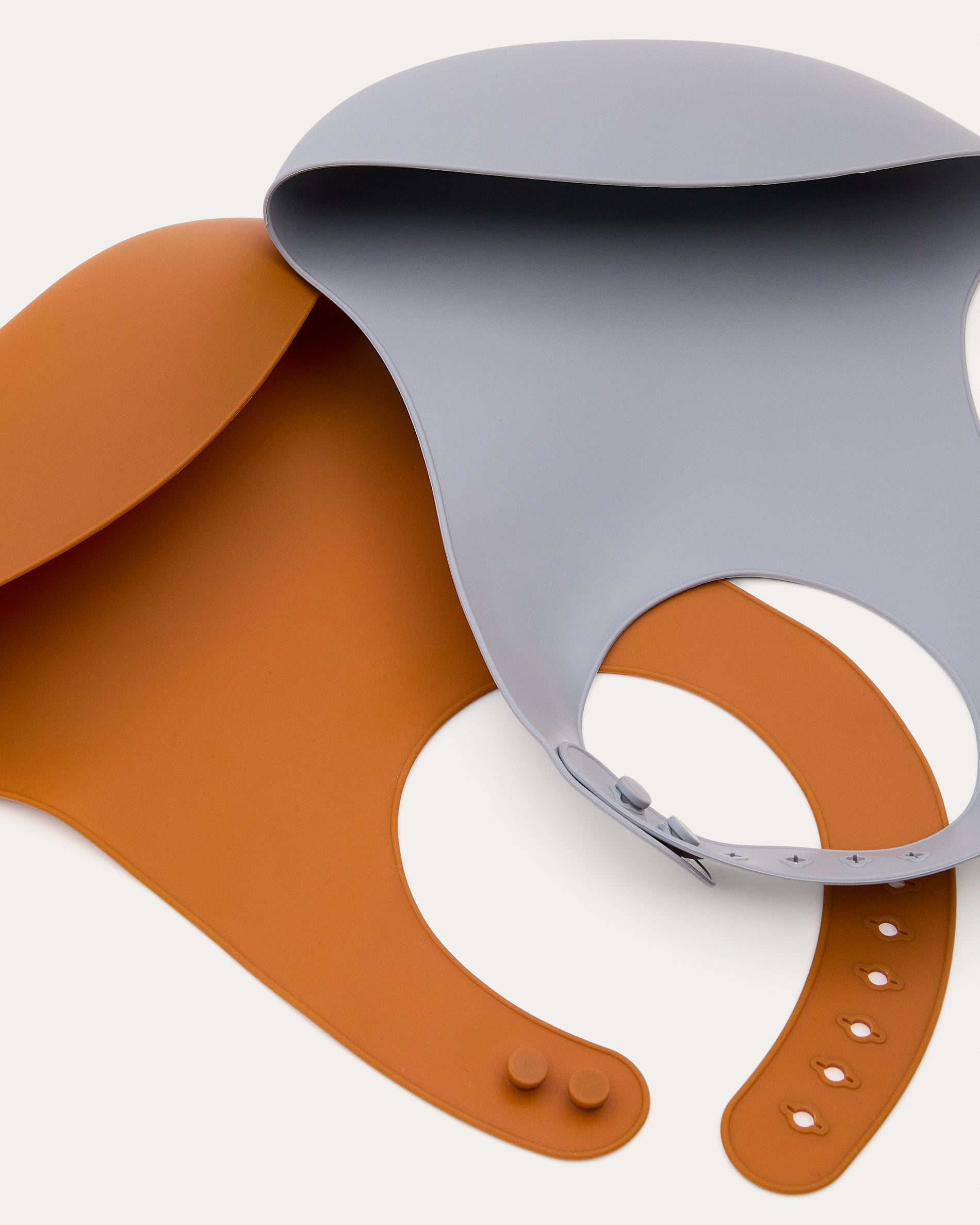 Lili set of two bibs in orange and blue silicone - Detail