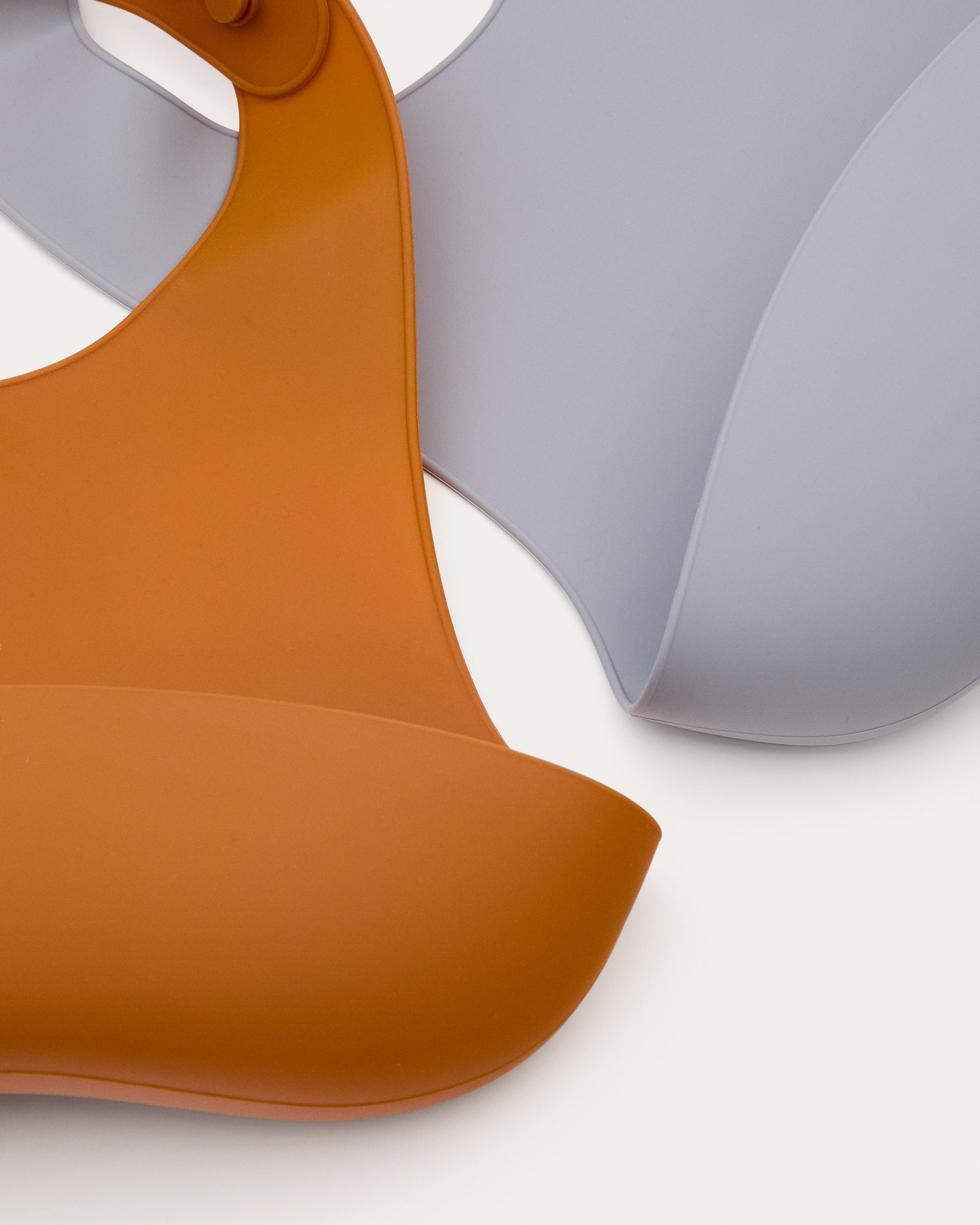 Lili set of two bibs in orange and blue silicone - Detail