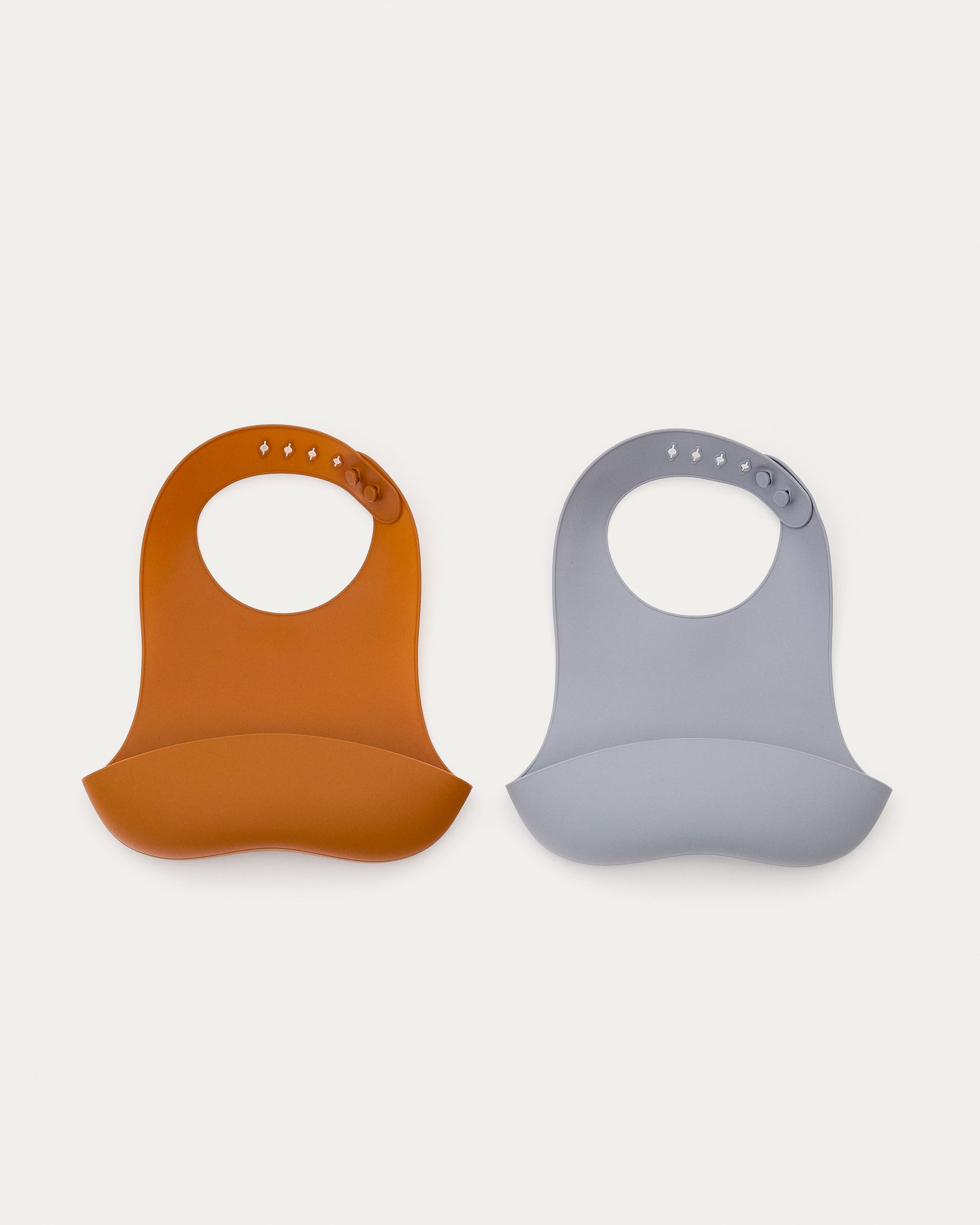 Lili set of two bibs in orange and blue silicone - Product View
