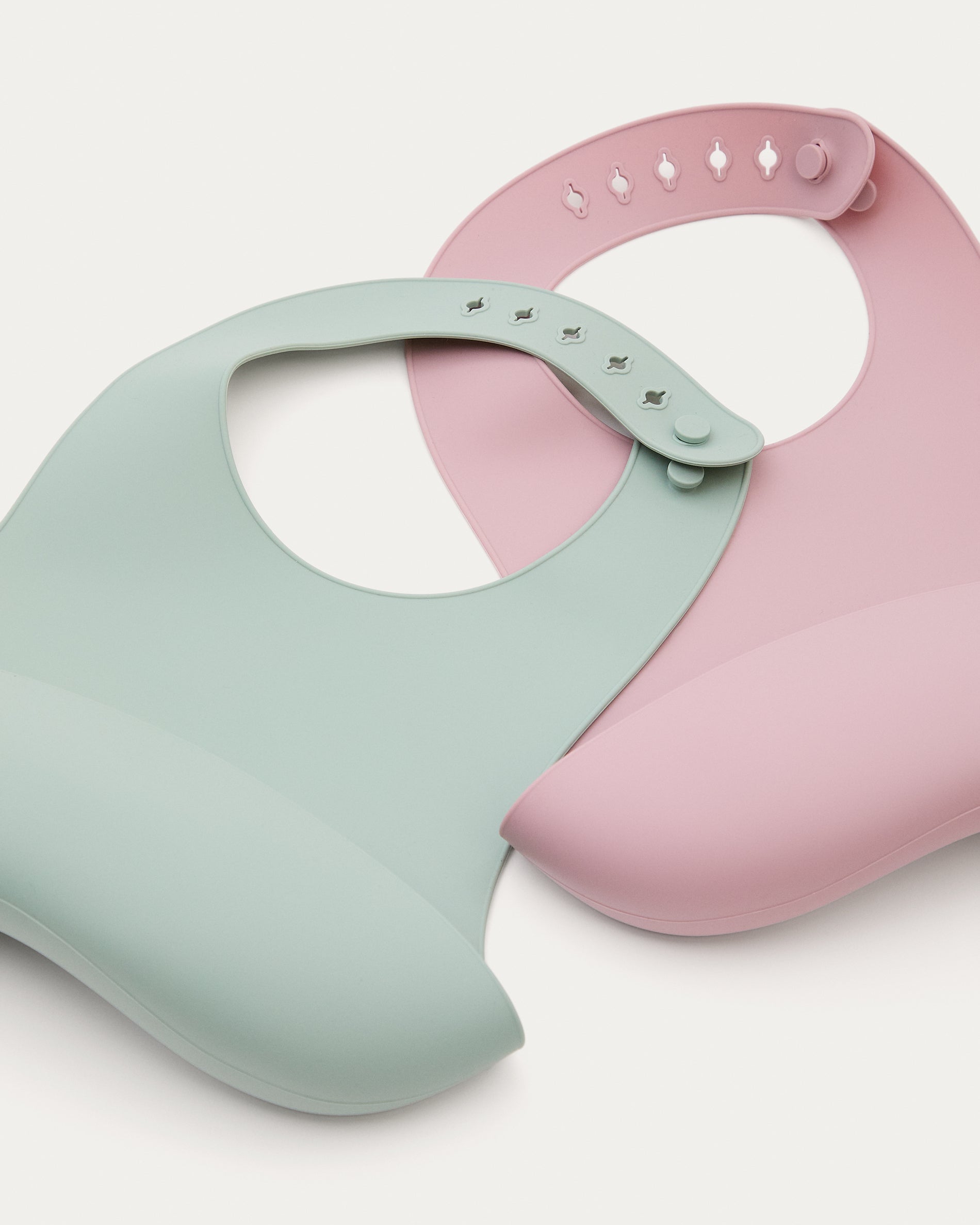Lili set of two bibs in pink and turquoise silicone - Detail