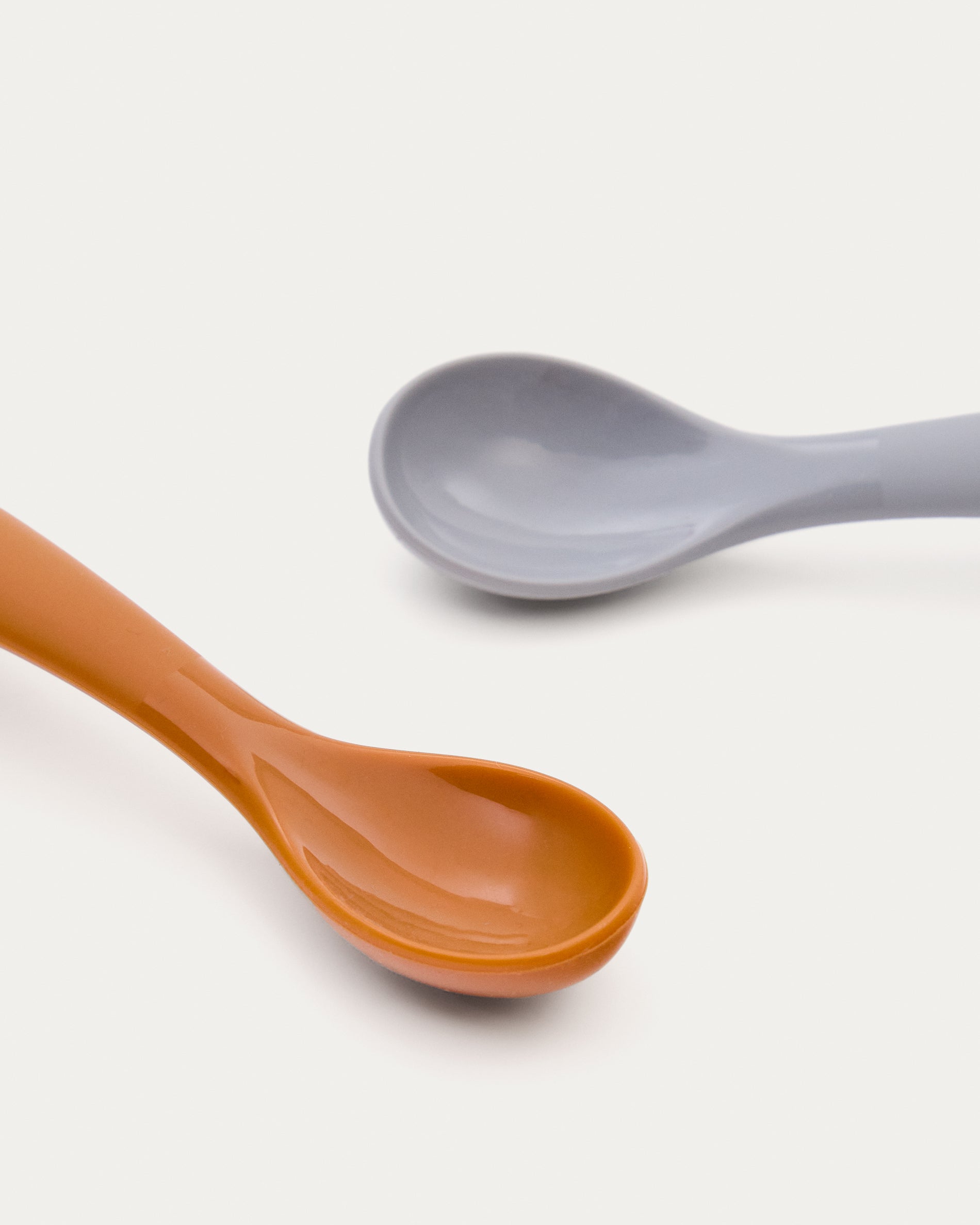 Lili set of two spoons in orange and blue silicone - Detail