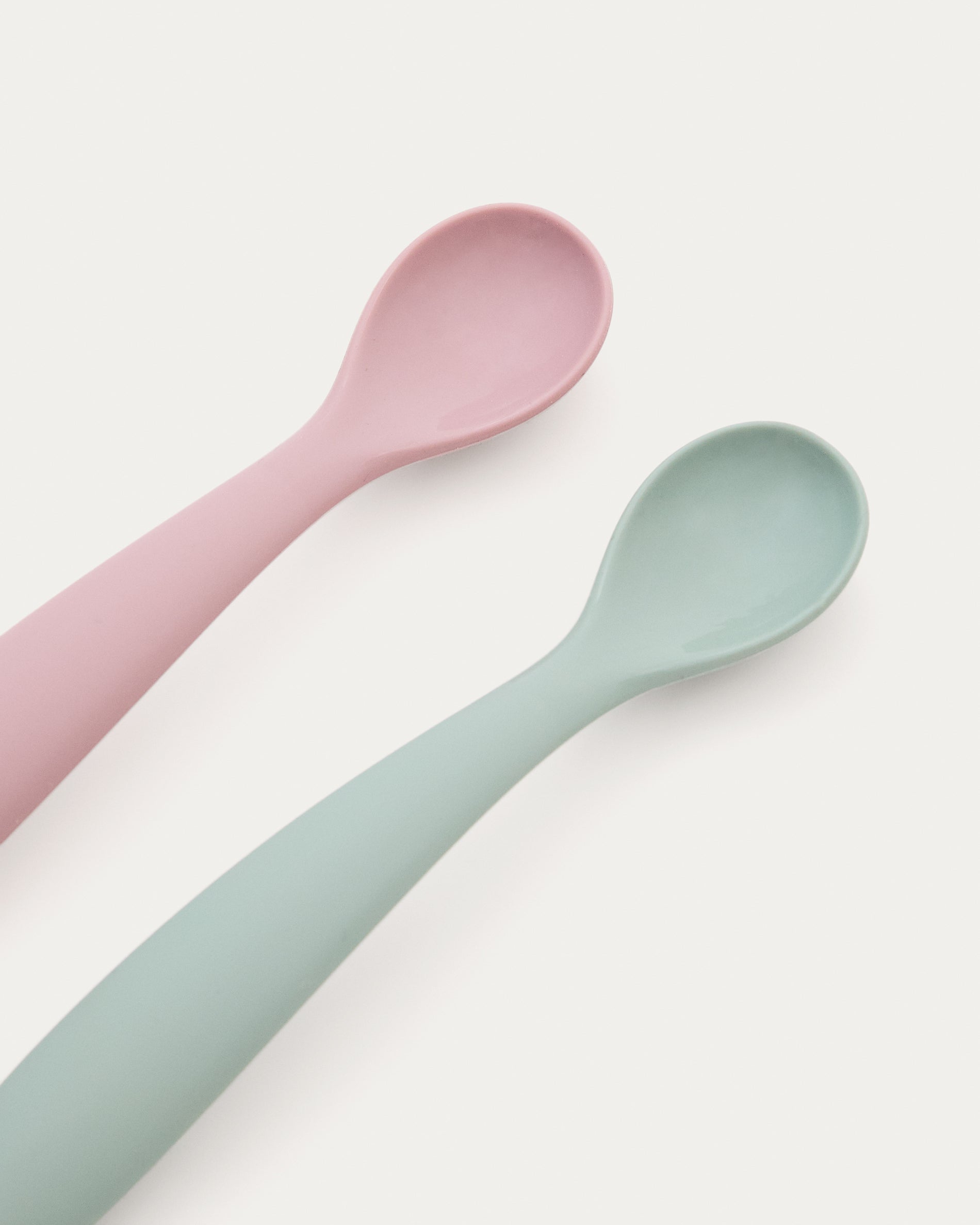 Lili set of two spoons in pink and turquoise silicone - Detail